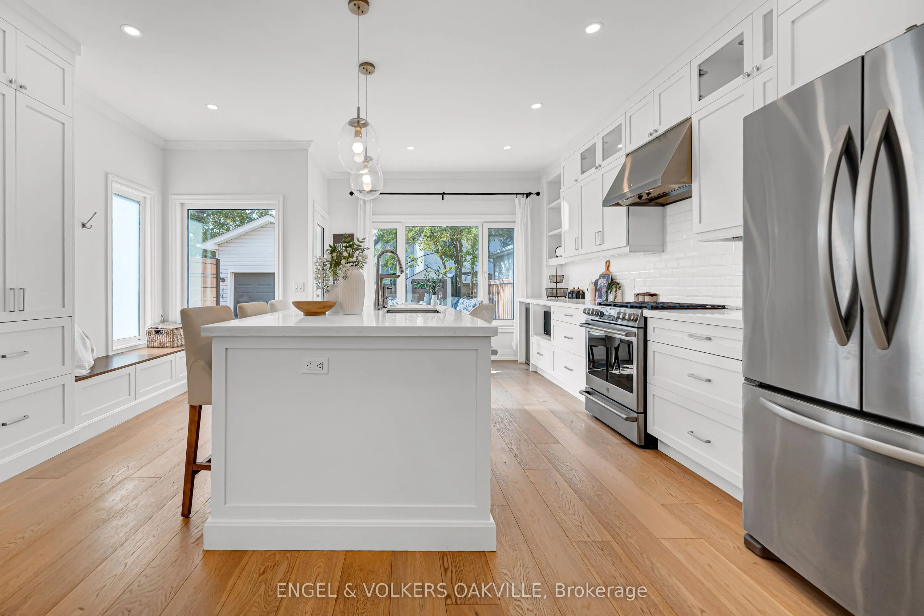 2592 Castle Hill Crescent