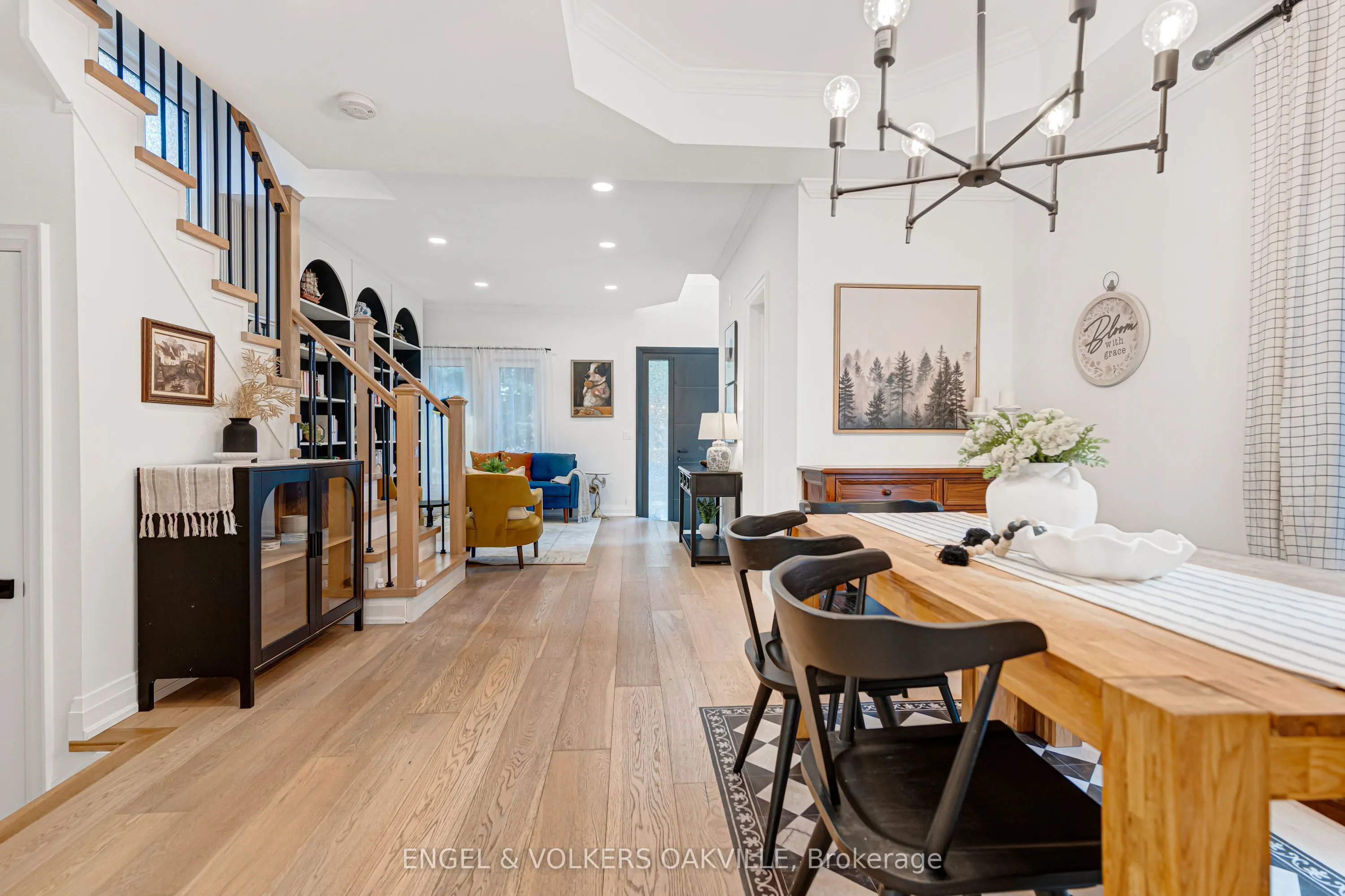 2592 Castle Hill Crescent