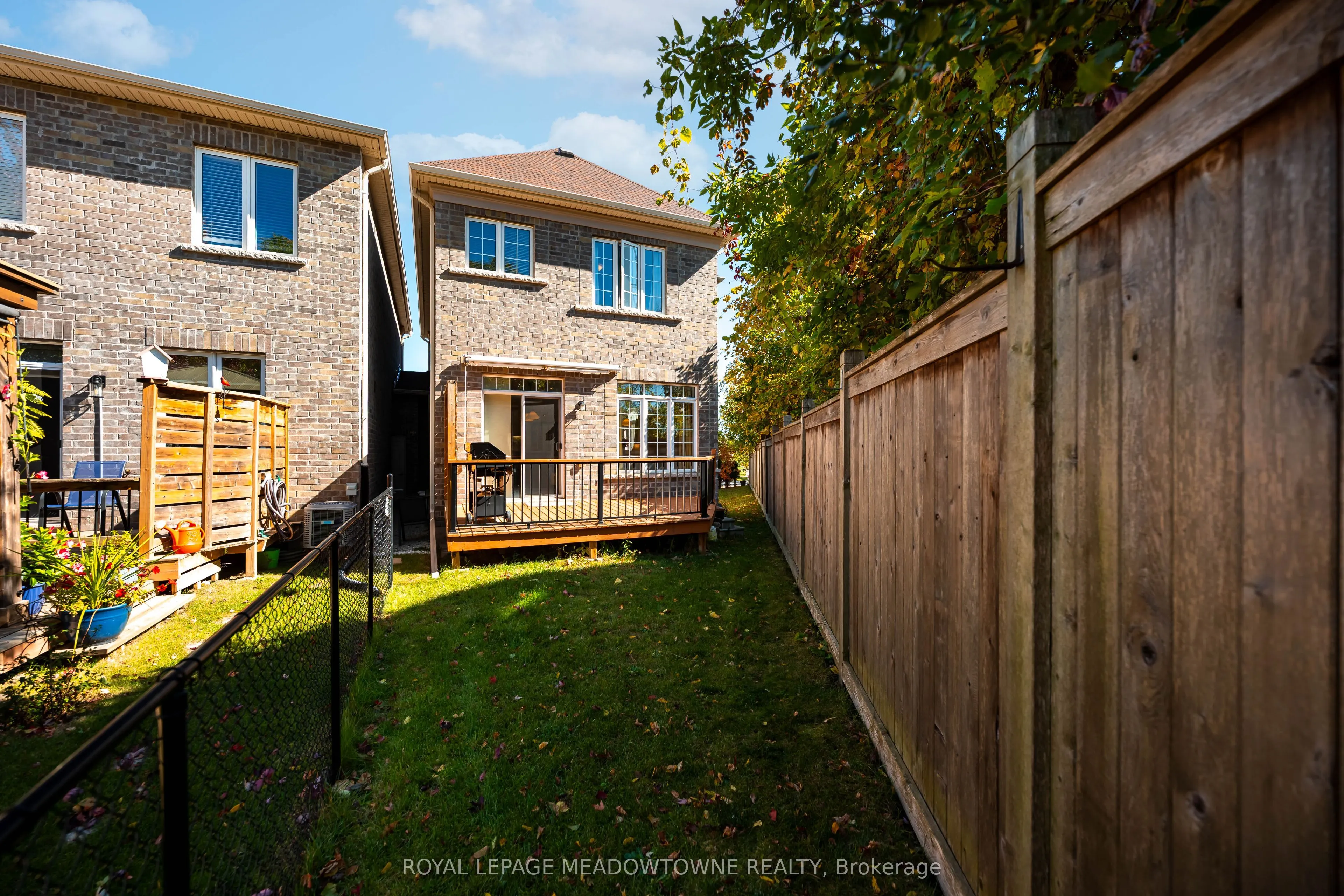 16 Ridgegate Crescent
