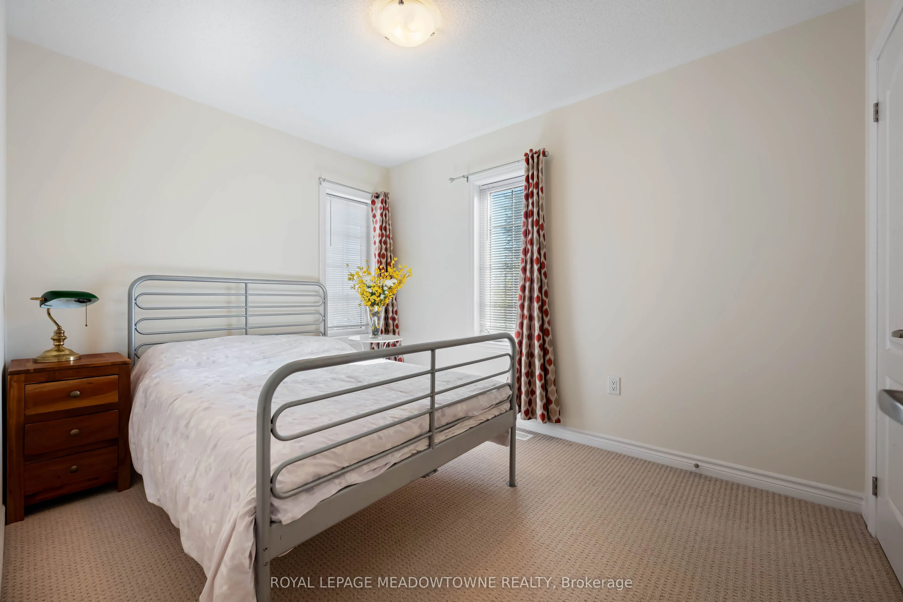 16 Ridgegate Crescent