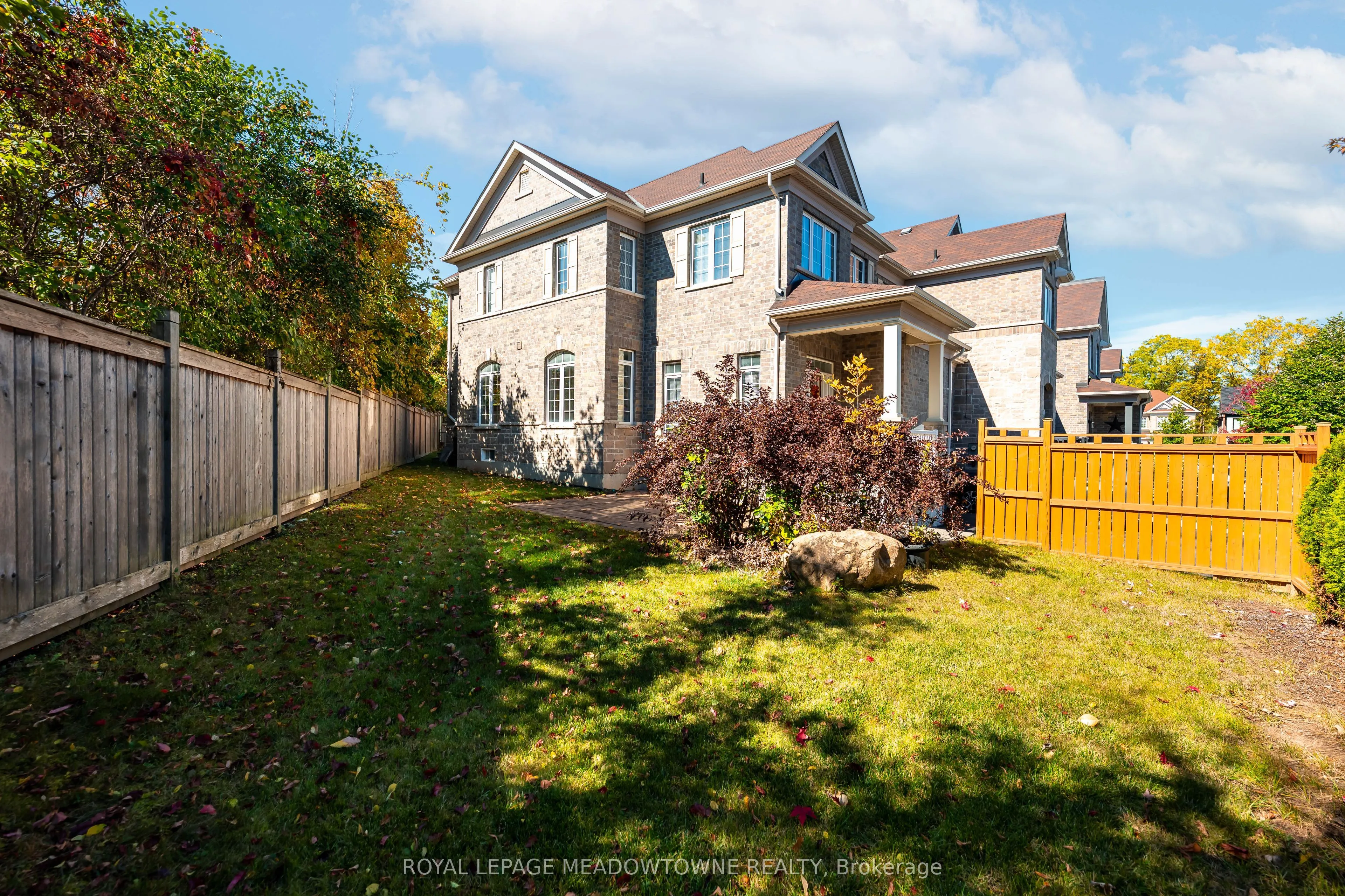 16 Ridgegate Crescent