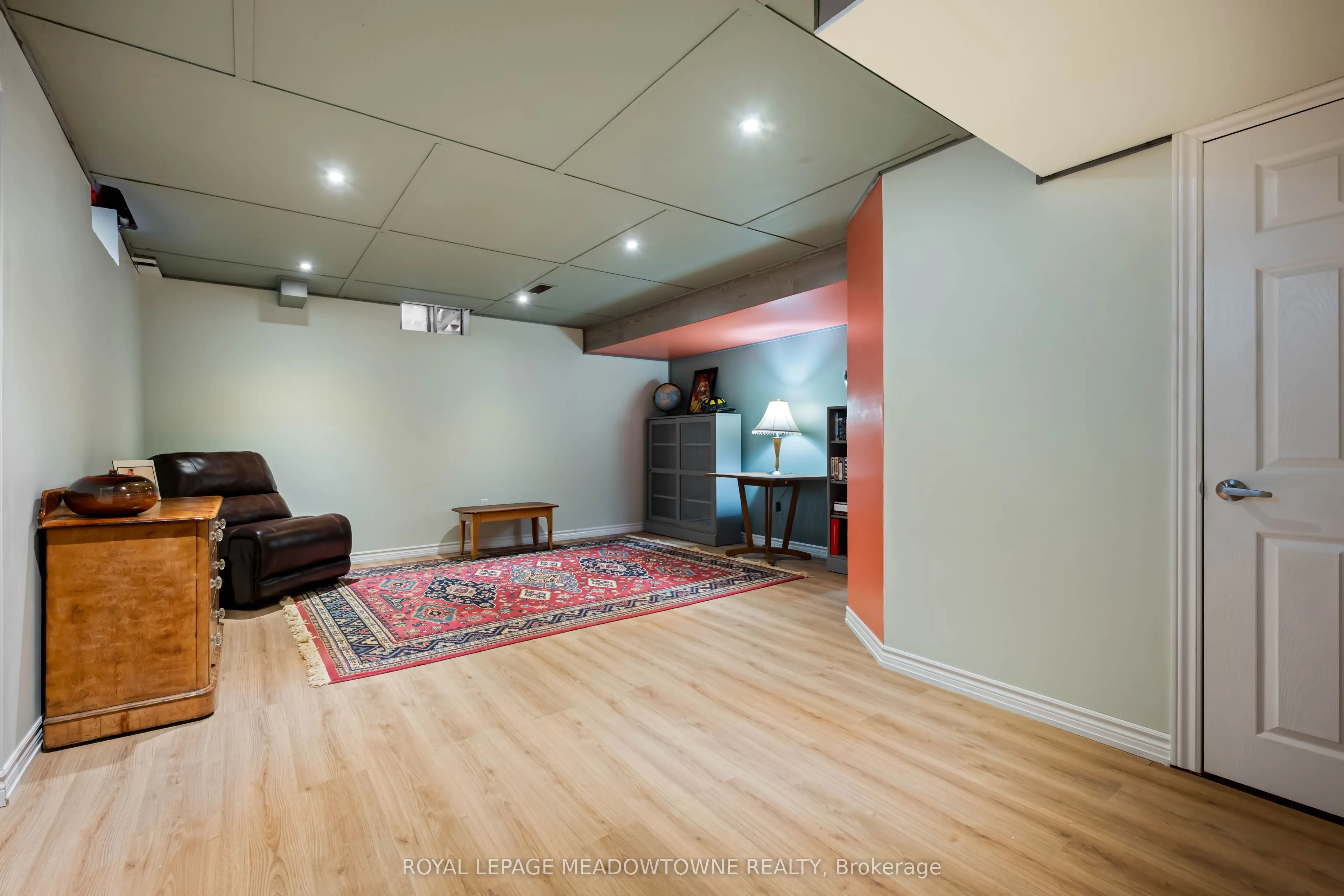 16 Ridgegate Crescent