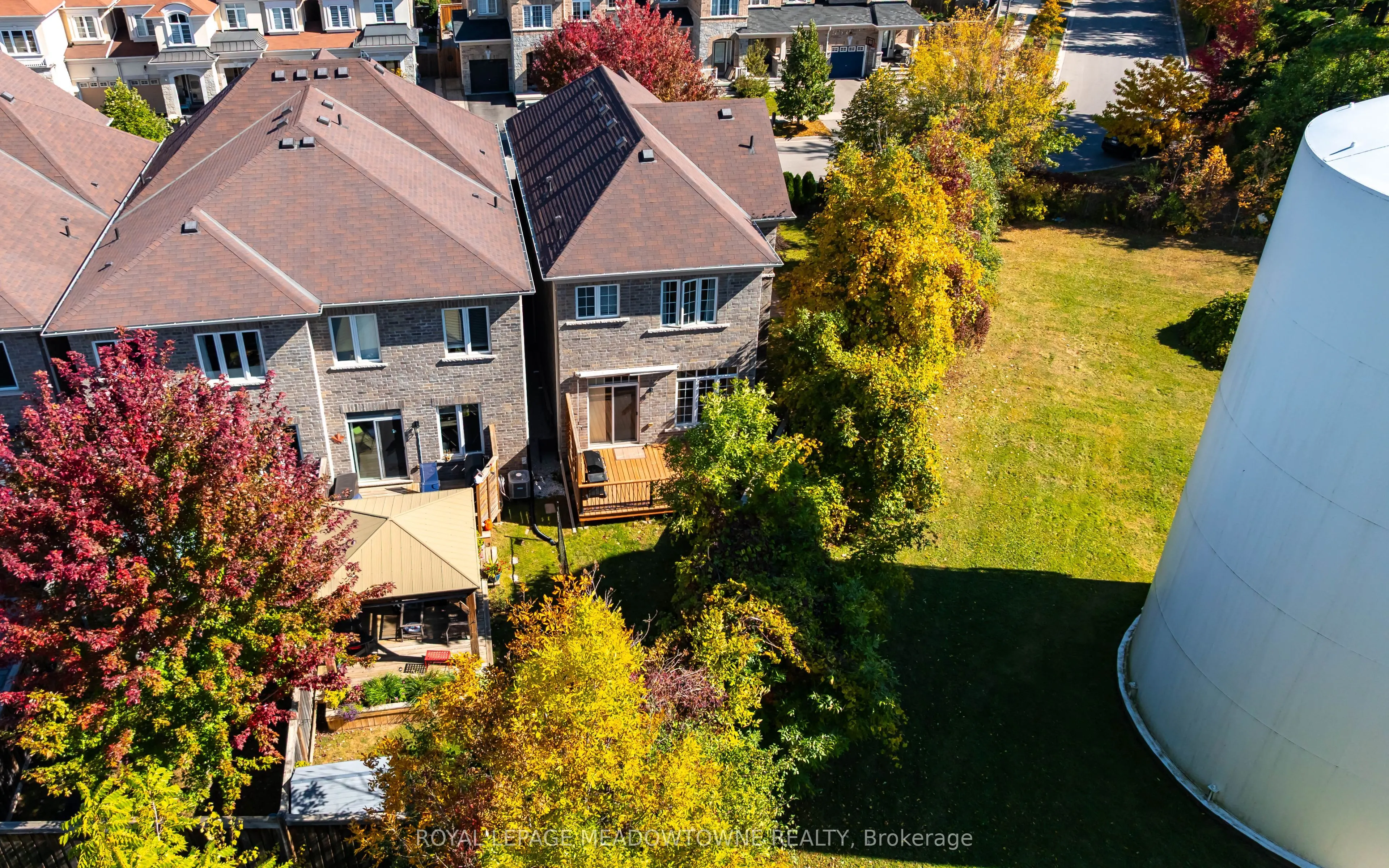 16 Ridgegate Crescent