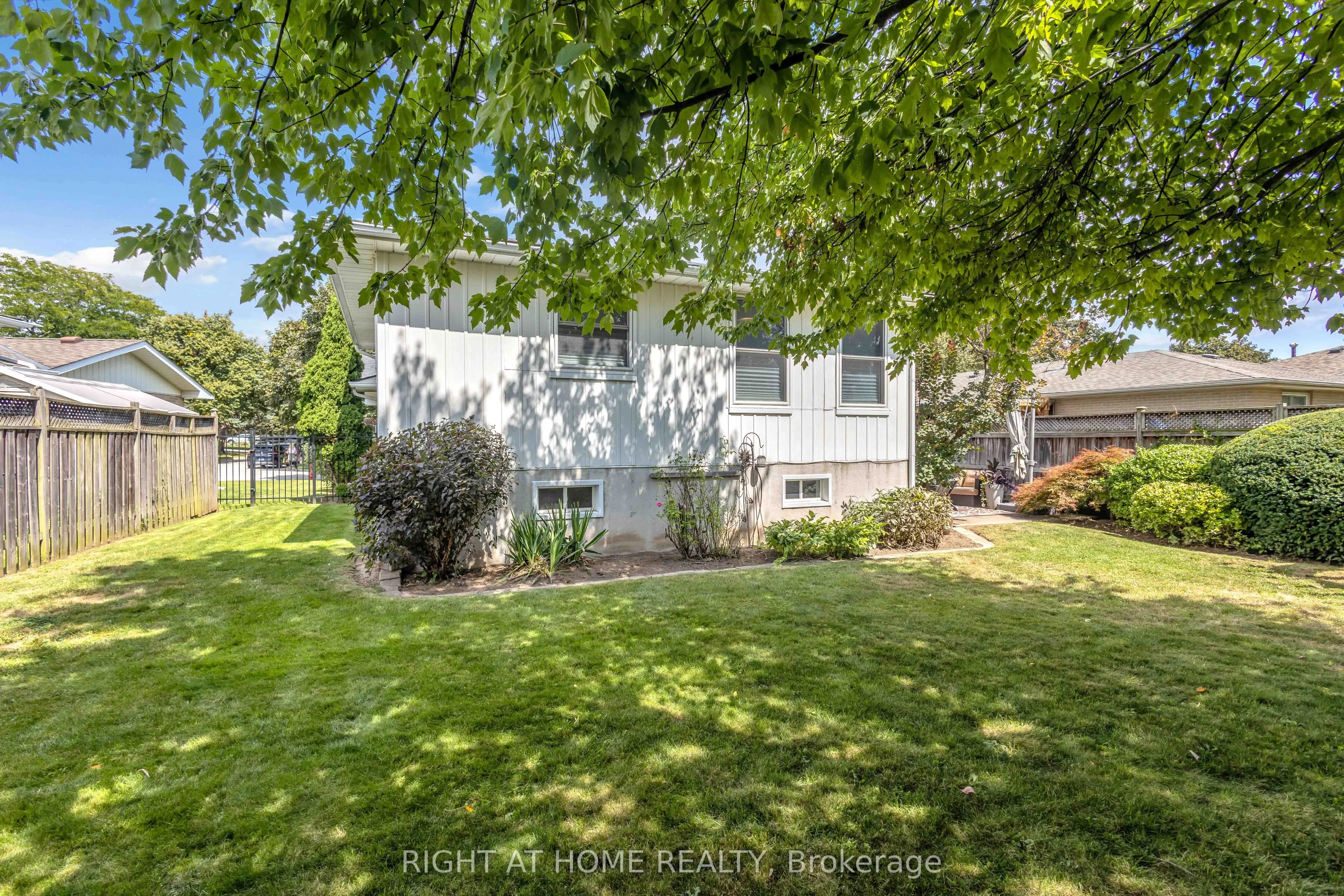 1432 Dewbourne Crescent