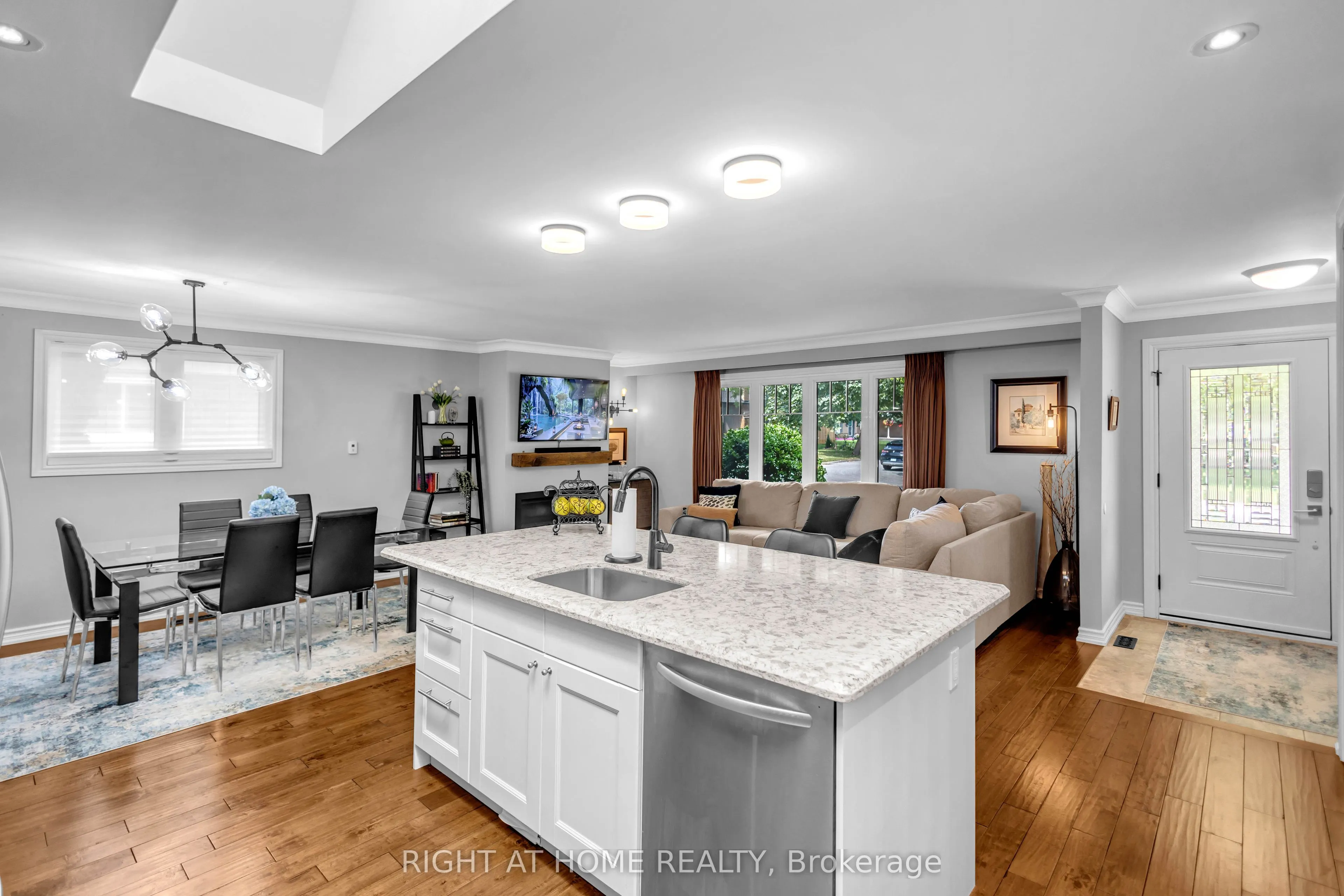 1432 Dewbourne Crescent