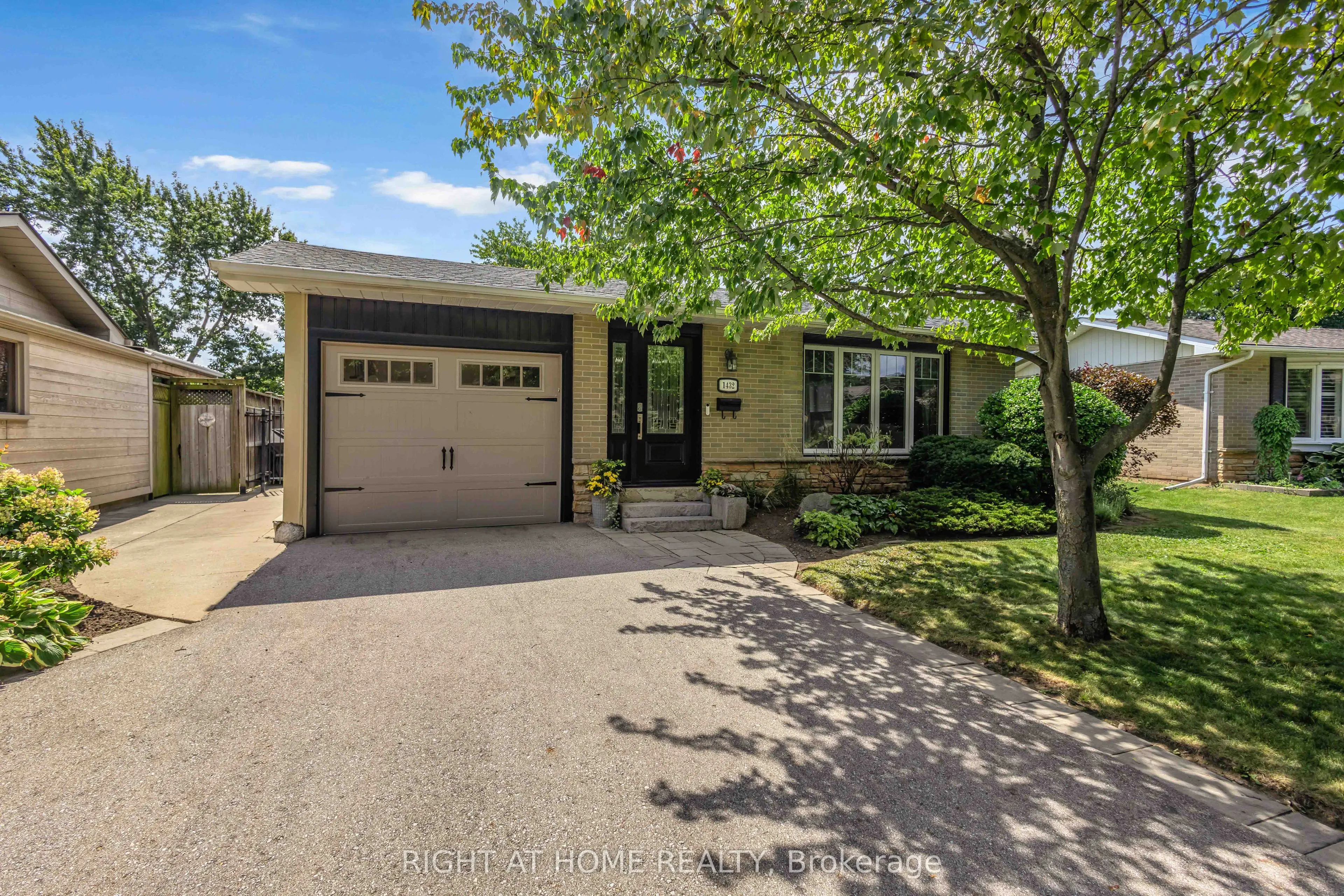 1432 Dewbourne Crescent
