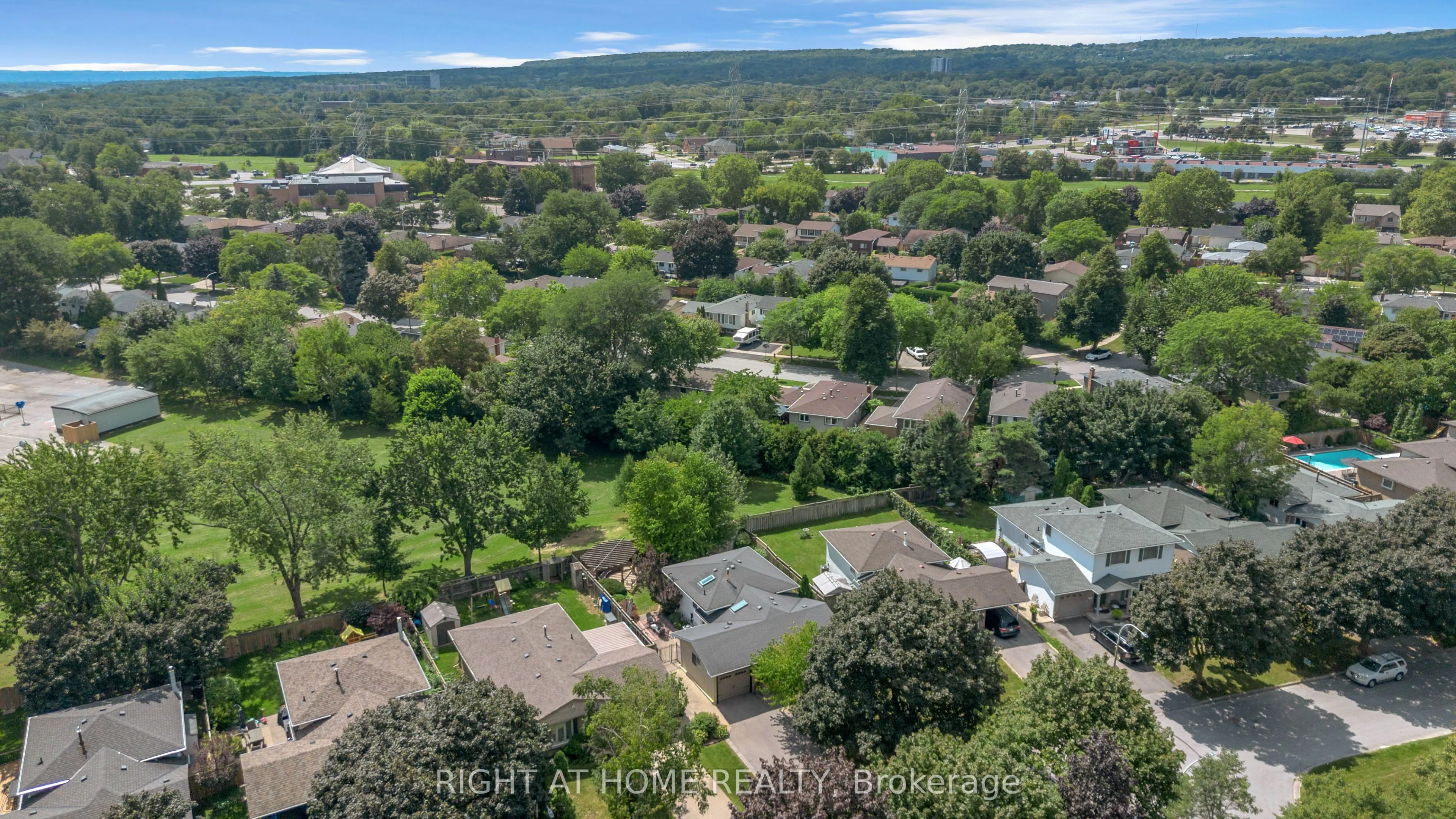 1432 Dewbourne Crescent