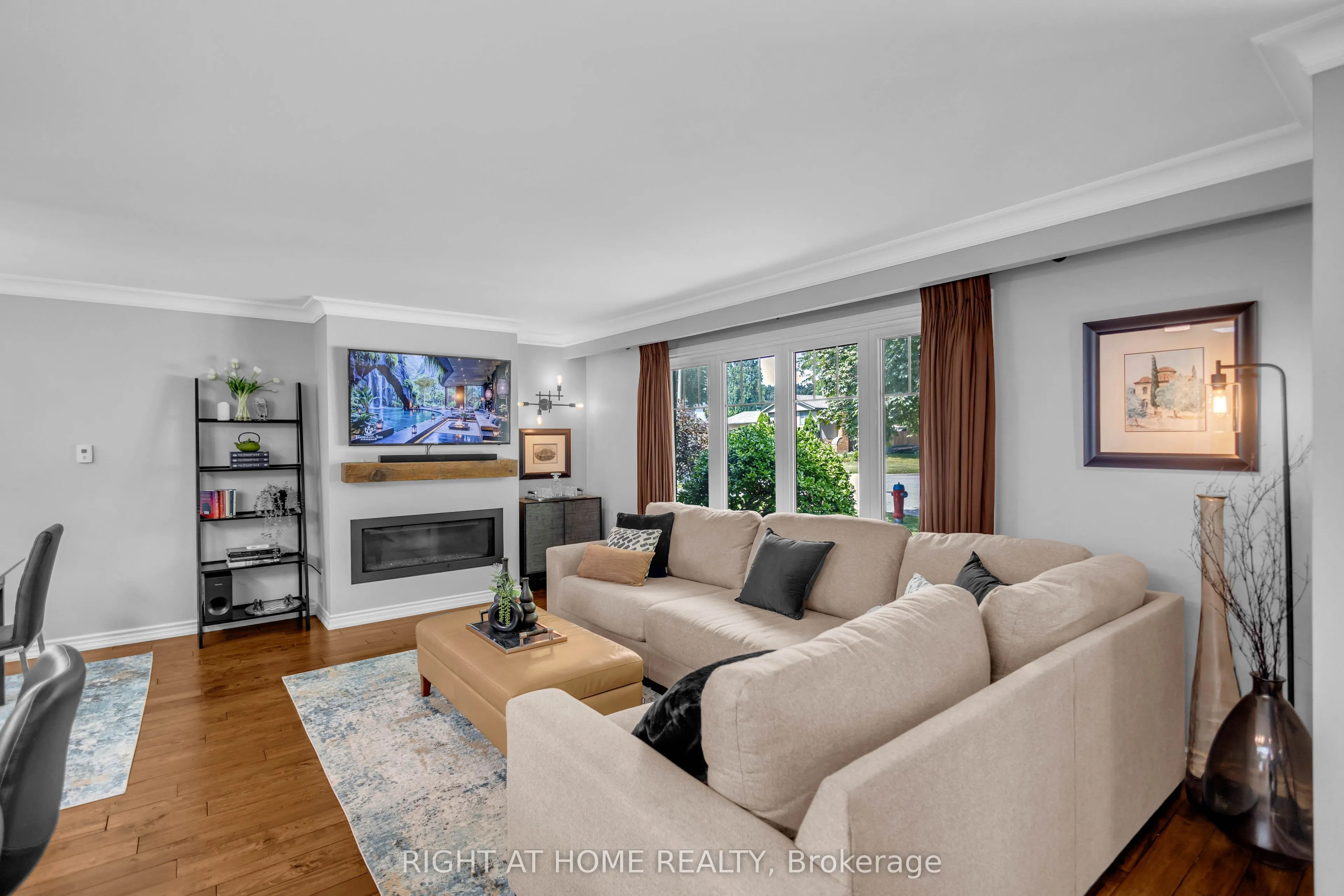 1432 Dewbourne Crescent