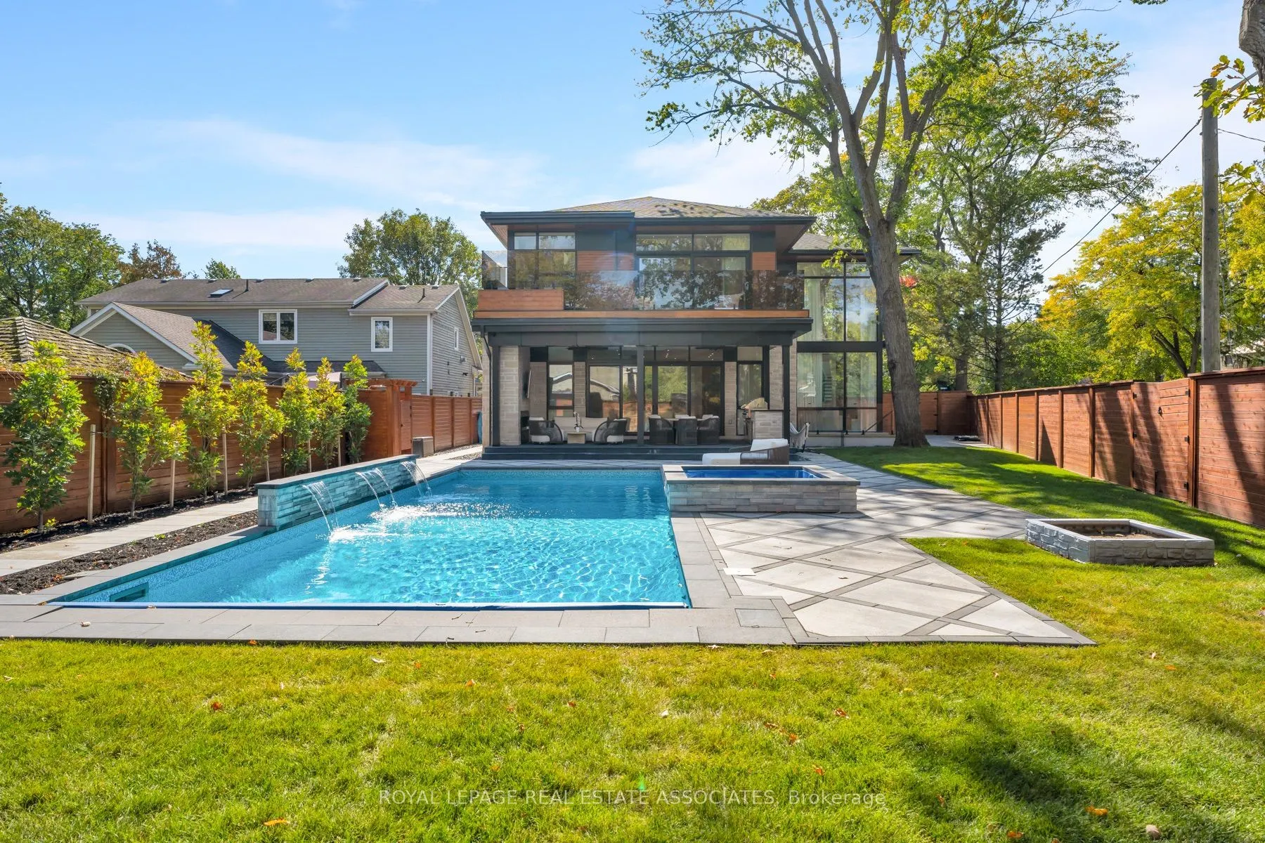 1589 Glenhill Crescent