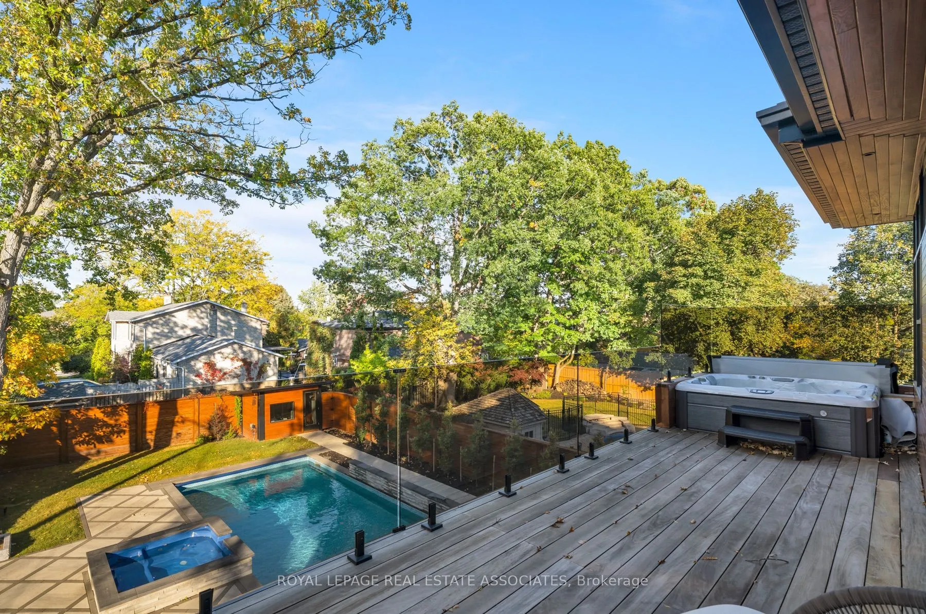 1589 Glenhill Crescent