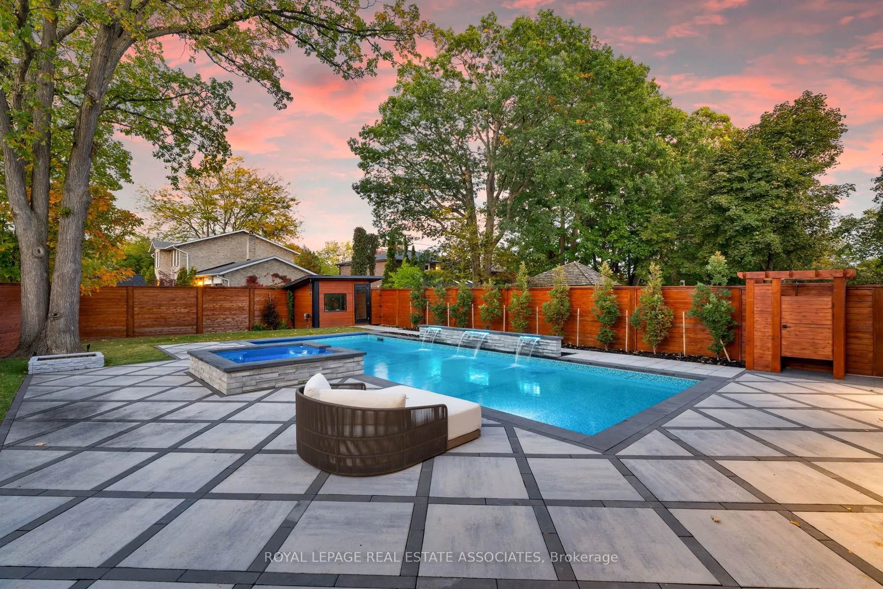 1589 Glenhill Crescent