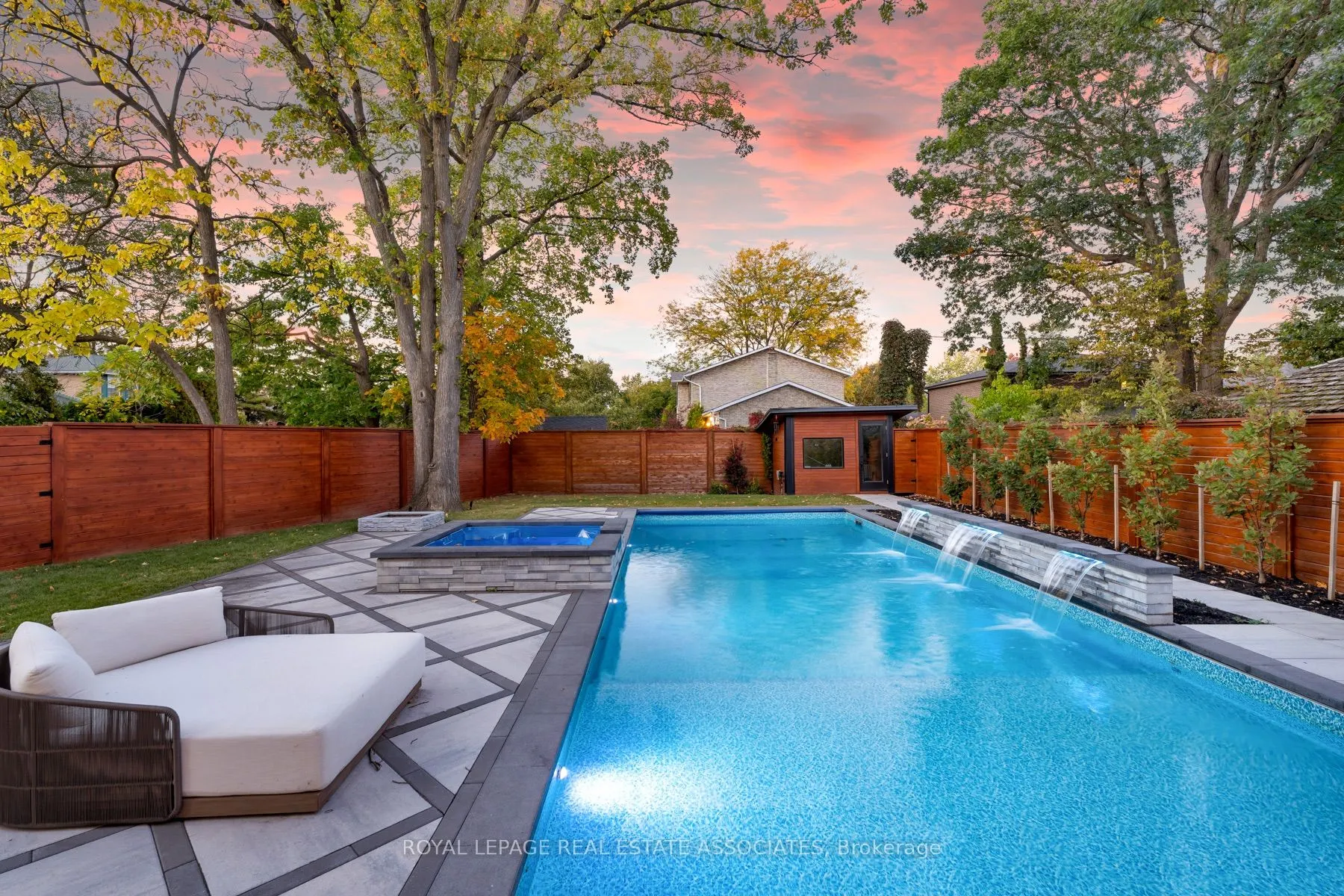 1589 Glenhill Crescent