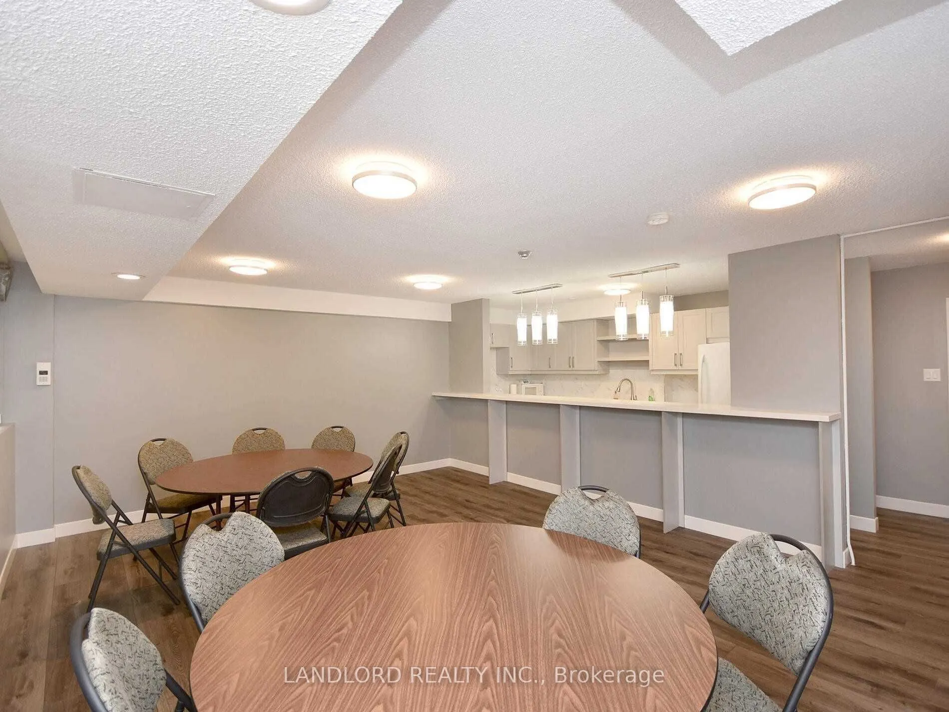 3590 Kaneff Crescent #405