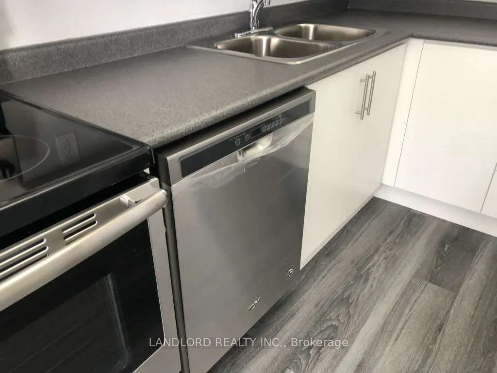 3590 Kaneff Crescent #405