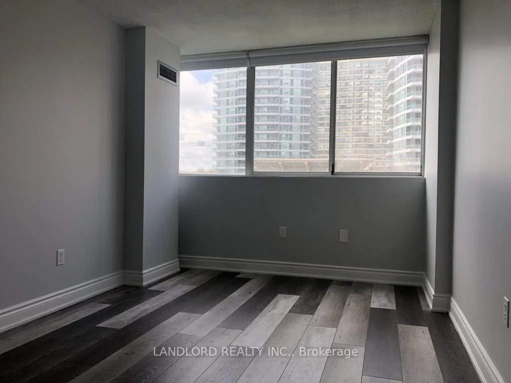 3590 Kaneff Crescent #405