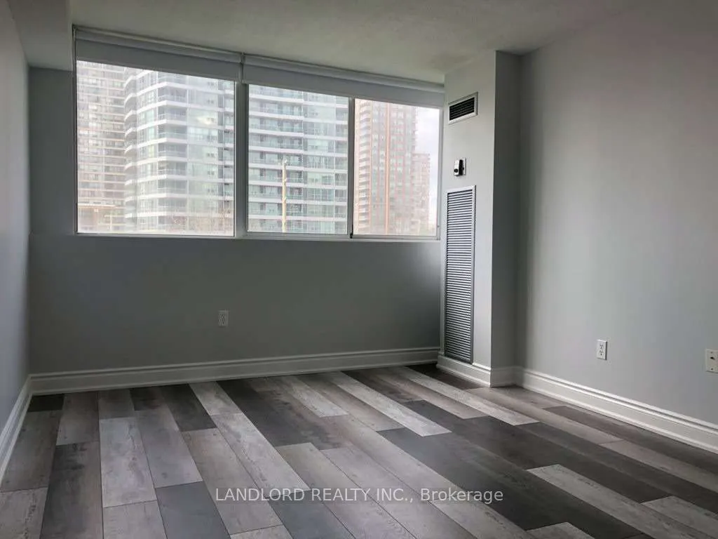3590 Kaneff Crescent #405