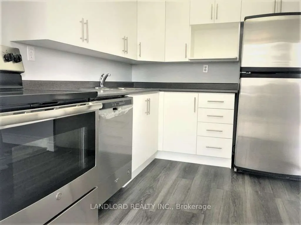 3590 Kaneff Crescent #405