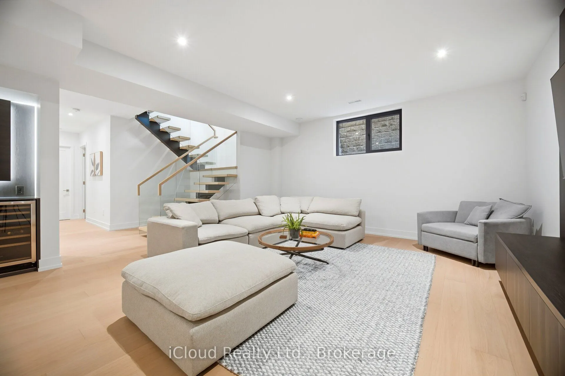 1590 Kenmuir Avenue