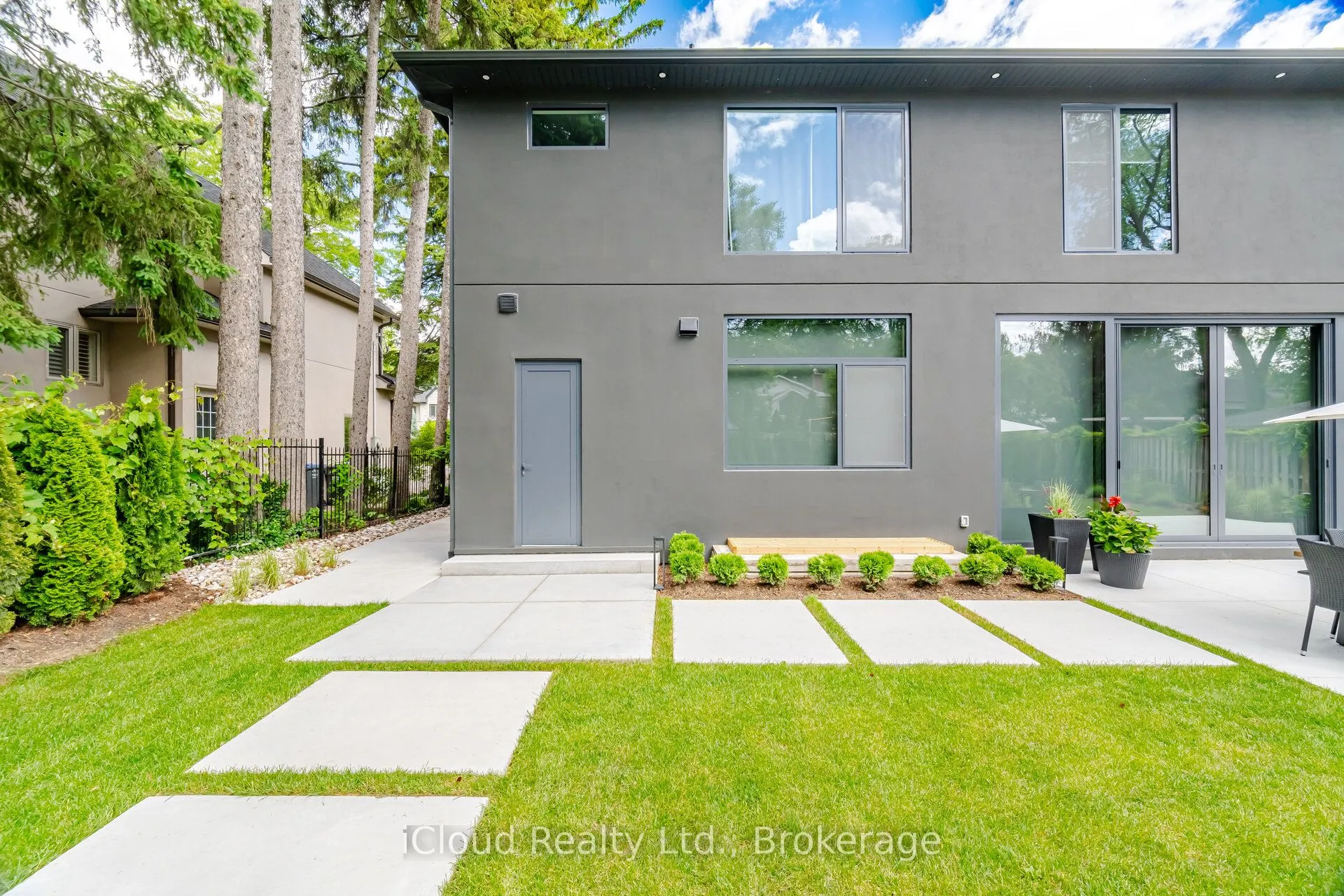 1590 Kenmuir Avenue
