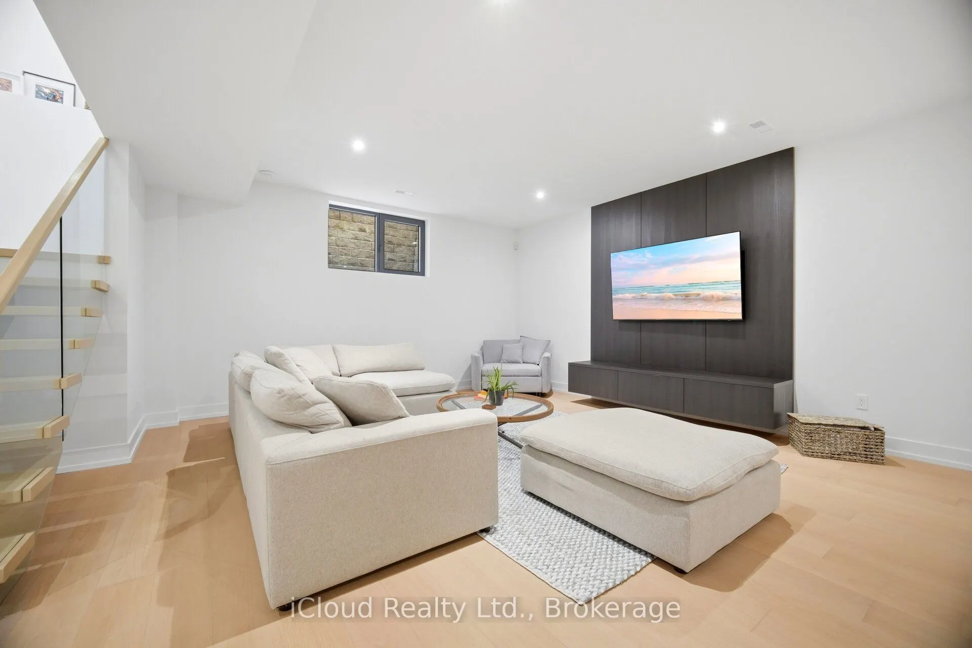 1590 Kenmuir Avenue