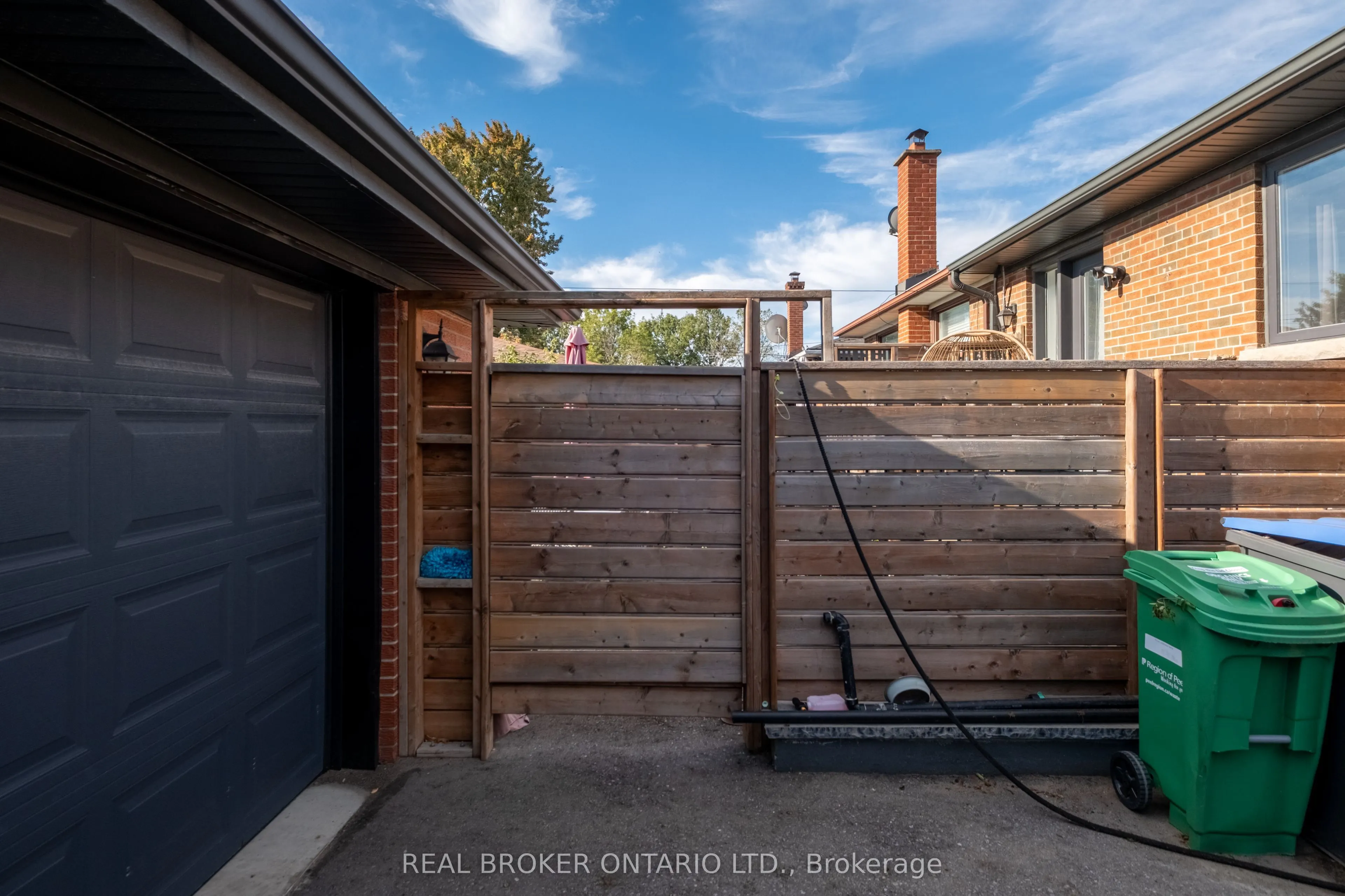 1633 Coram Crescent