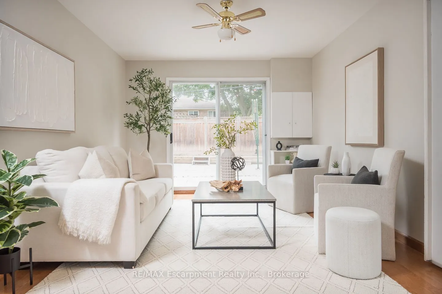1237 REDBANK Crescent