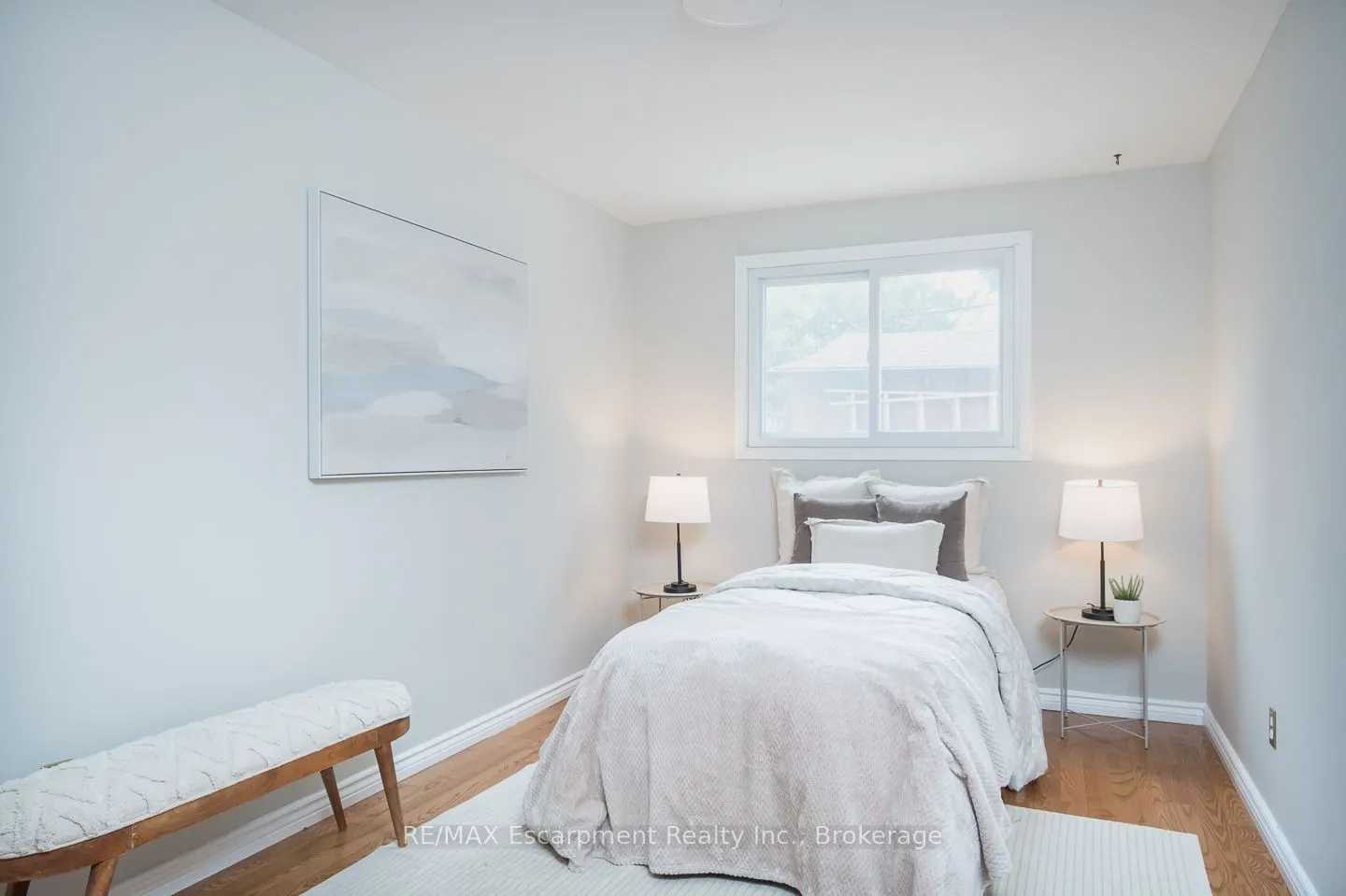 1237 REDBANK Crescent