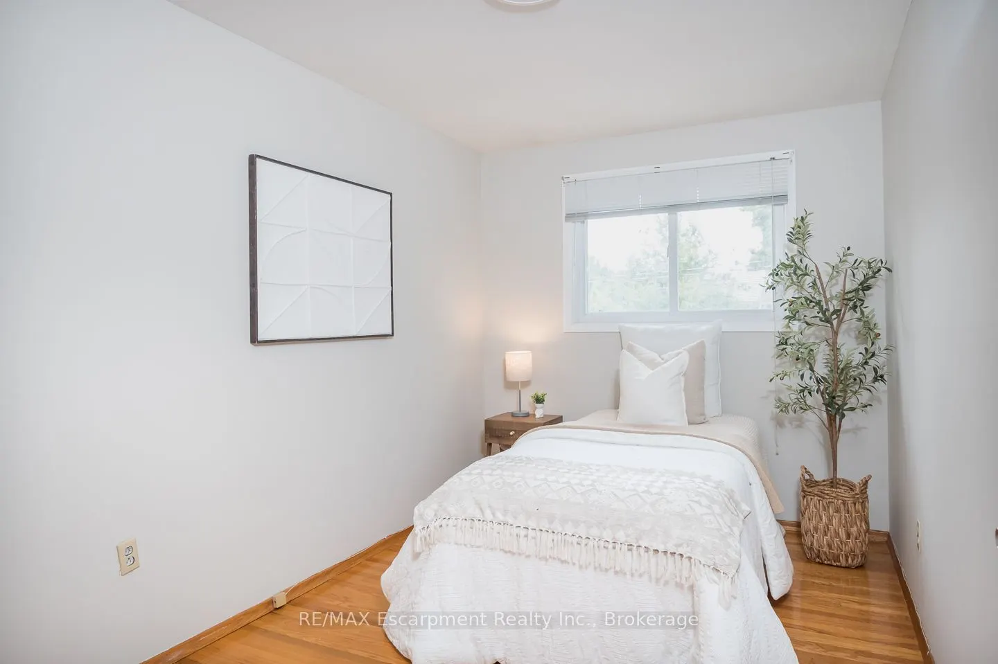 1237 REDBANK Crescent