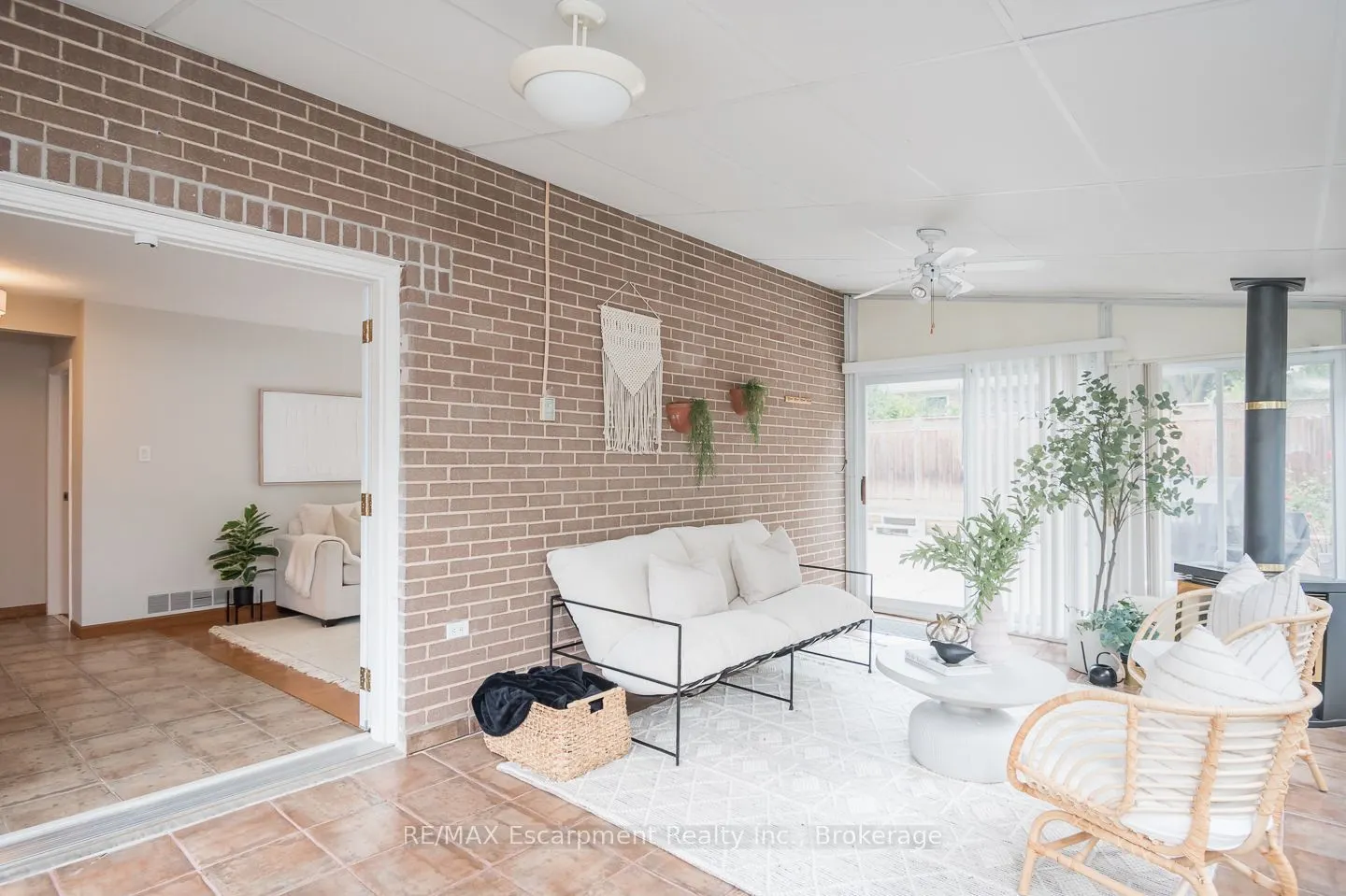 1237 REDBANK Crescent