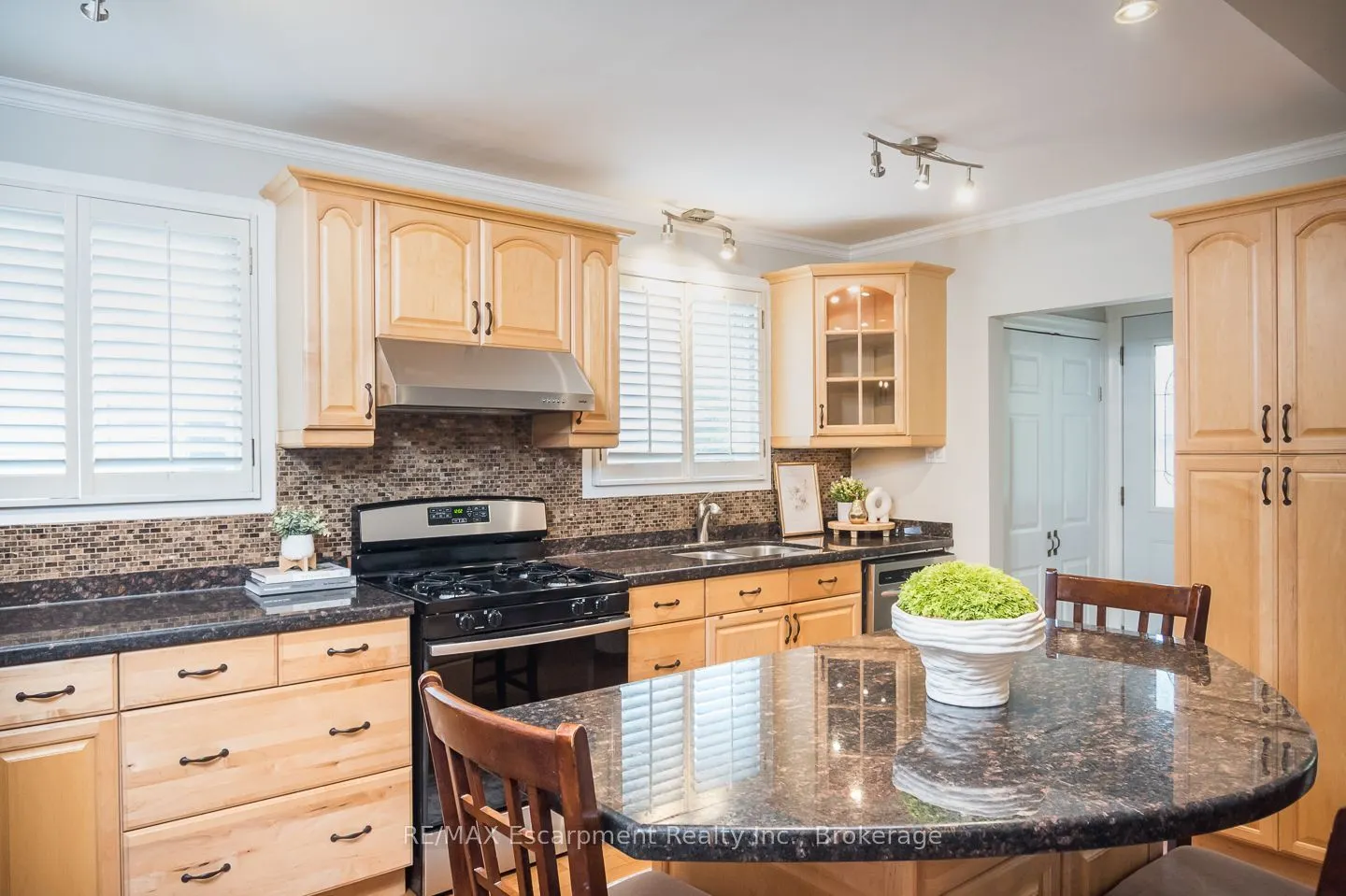 1237 REDBANK Crescent