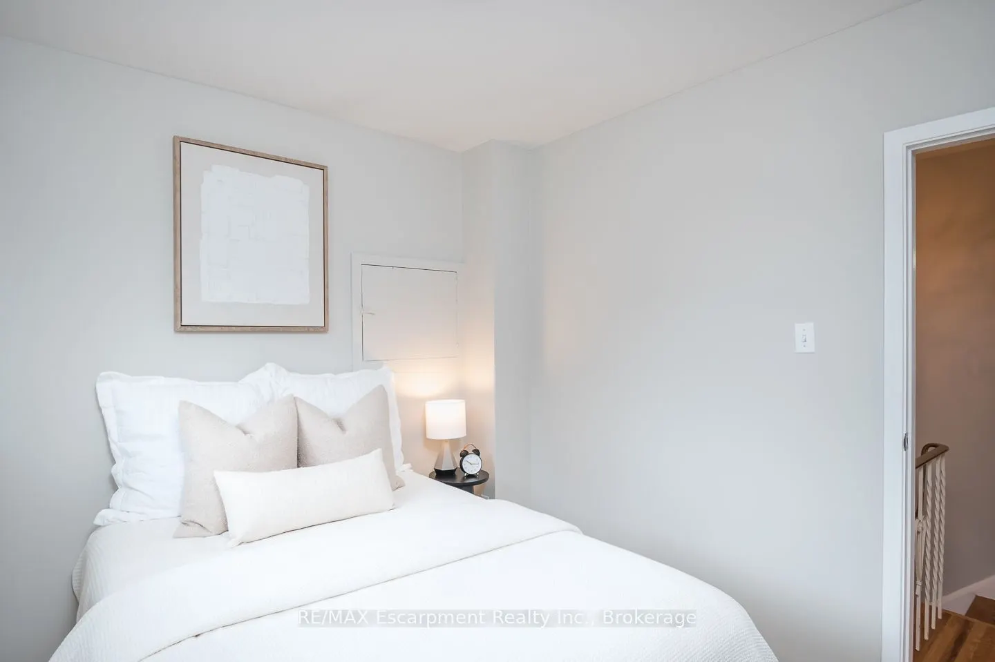 1237 REDBANK Crescent