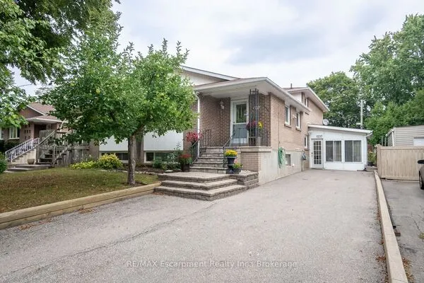 1237 REDBANK Crescent