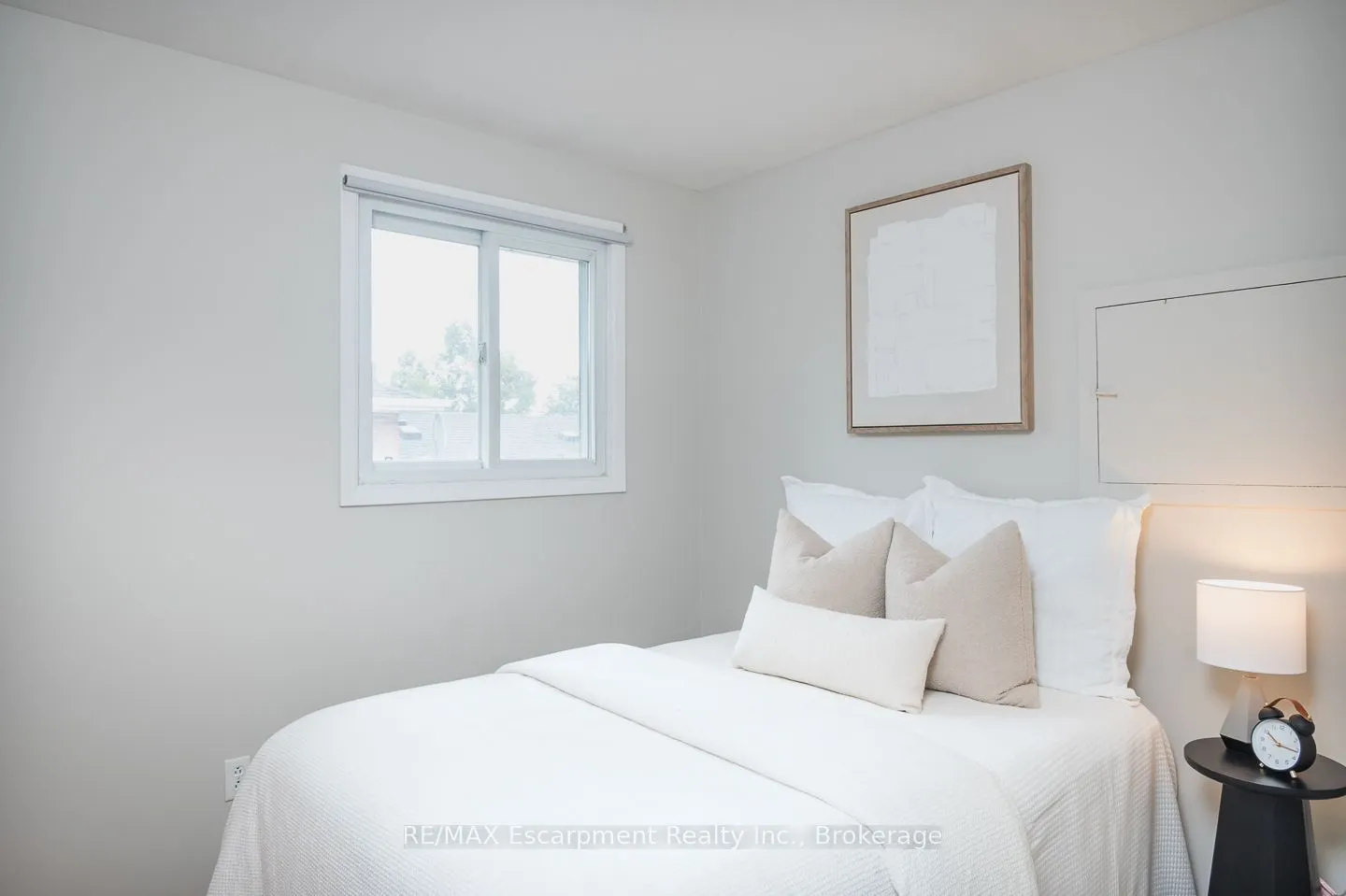 1237 REDBANK Crescent