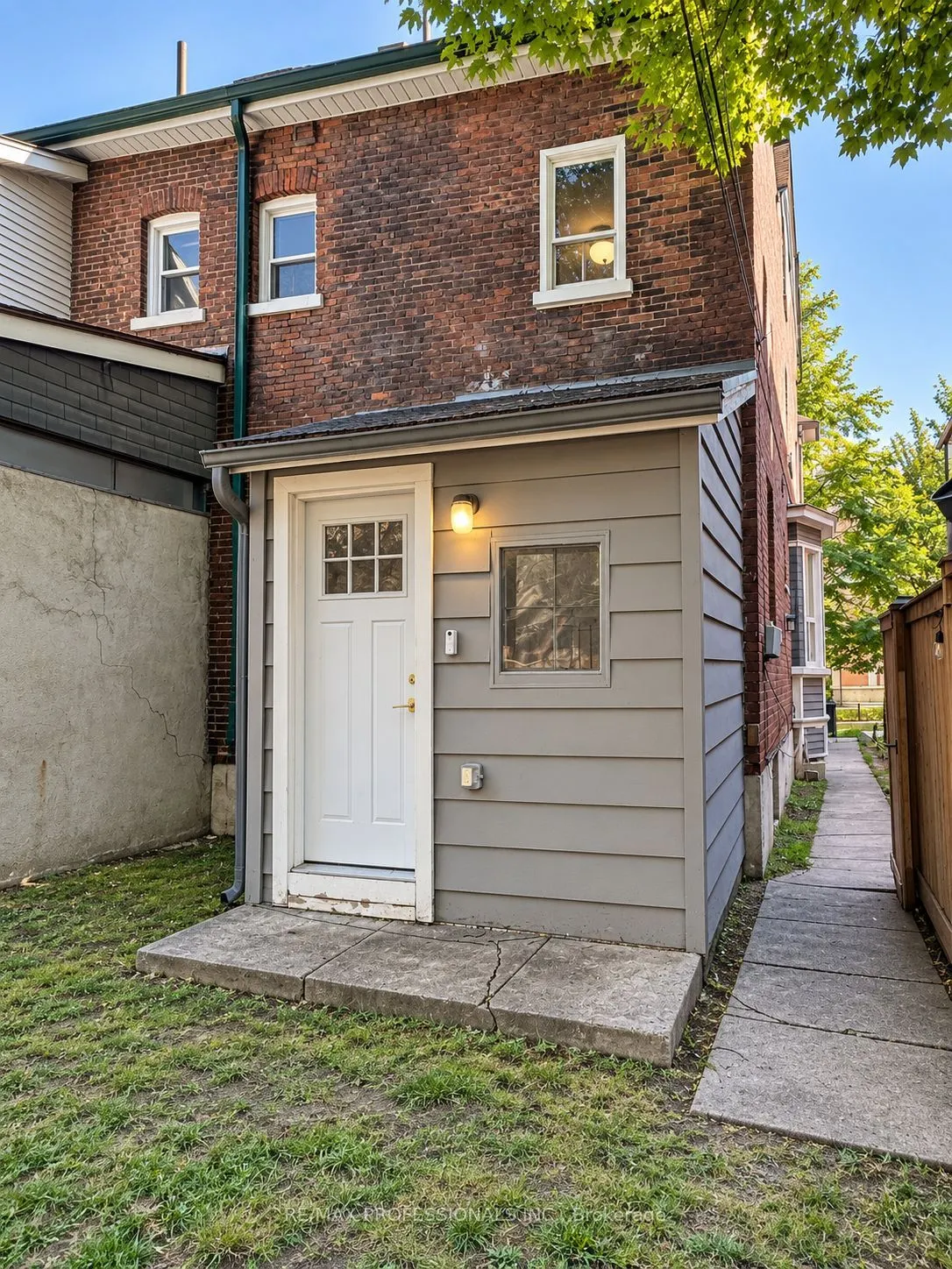 124 Close Avenue