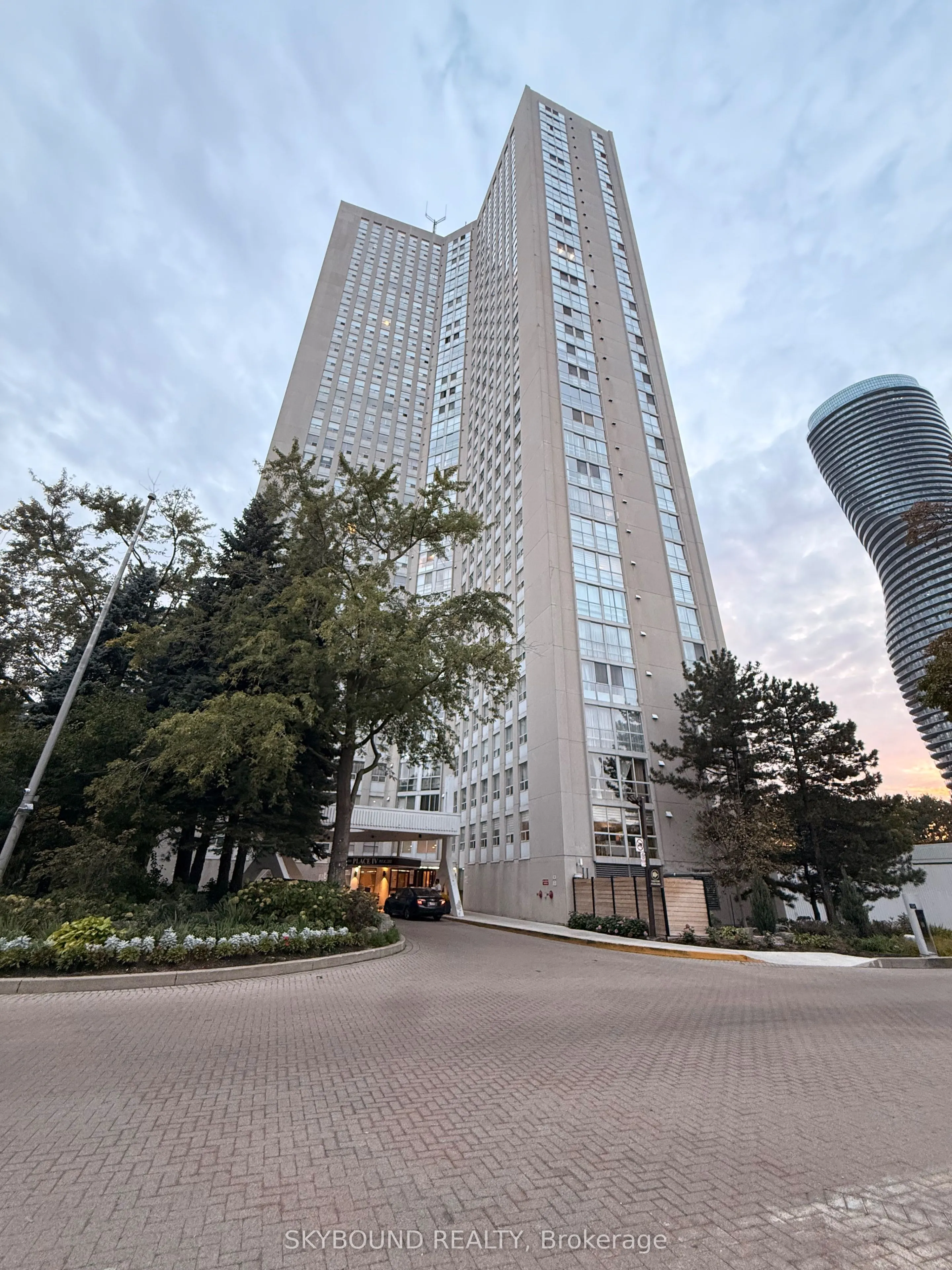 3650 Kaneff Crescent #3106