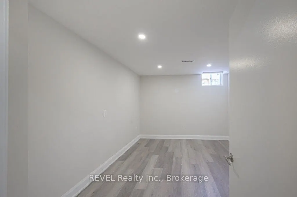 401 Schreyer Crescent