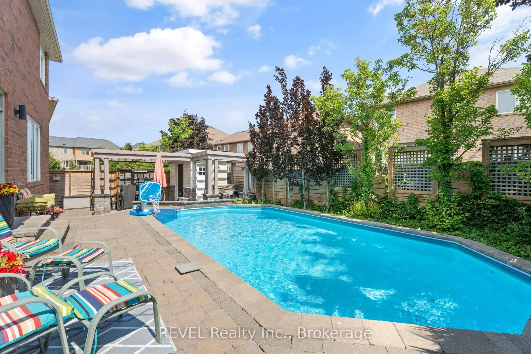 401 Schreyer Crescent