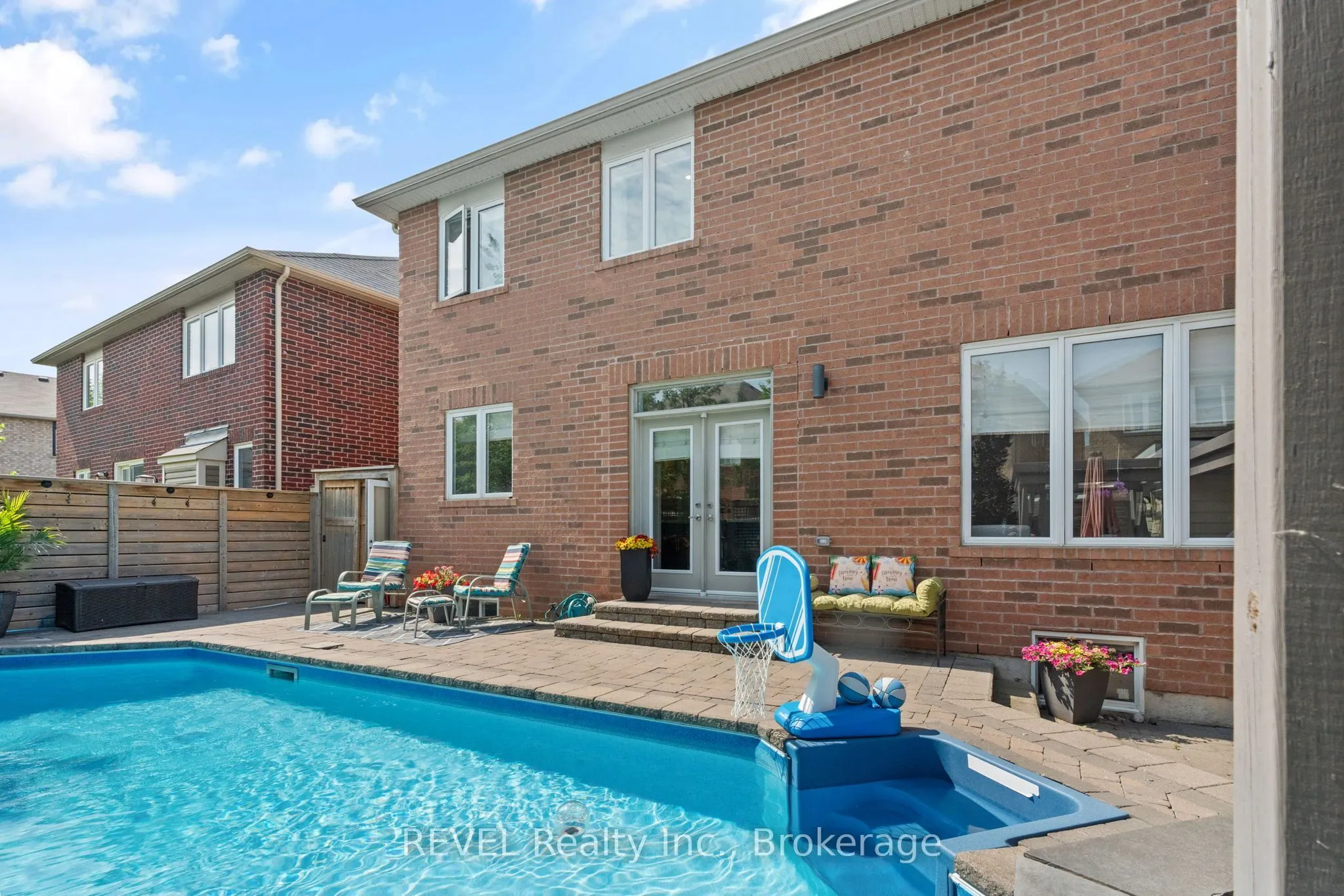 401 Schreyer Crescent