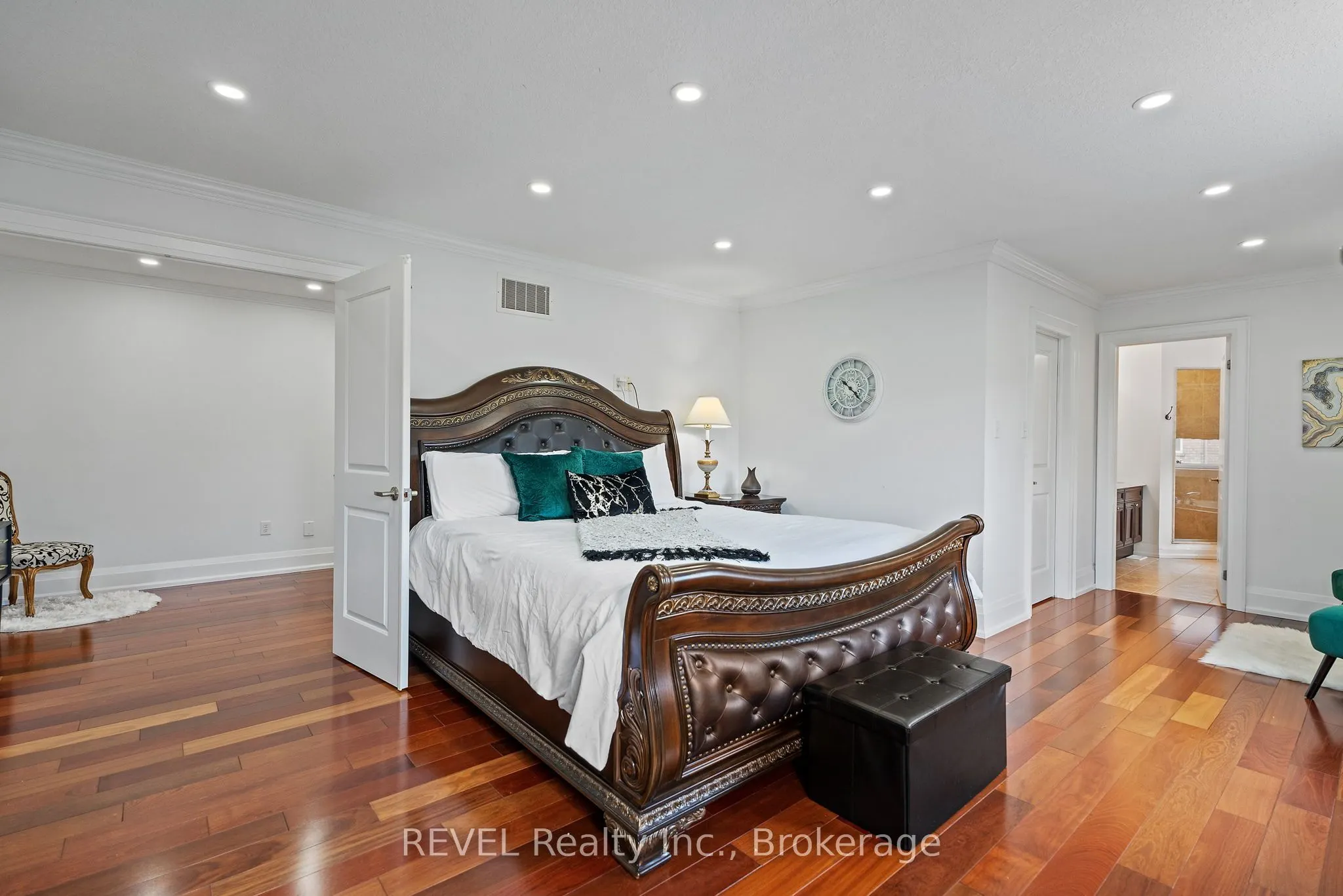 401 Schreyer Crescent