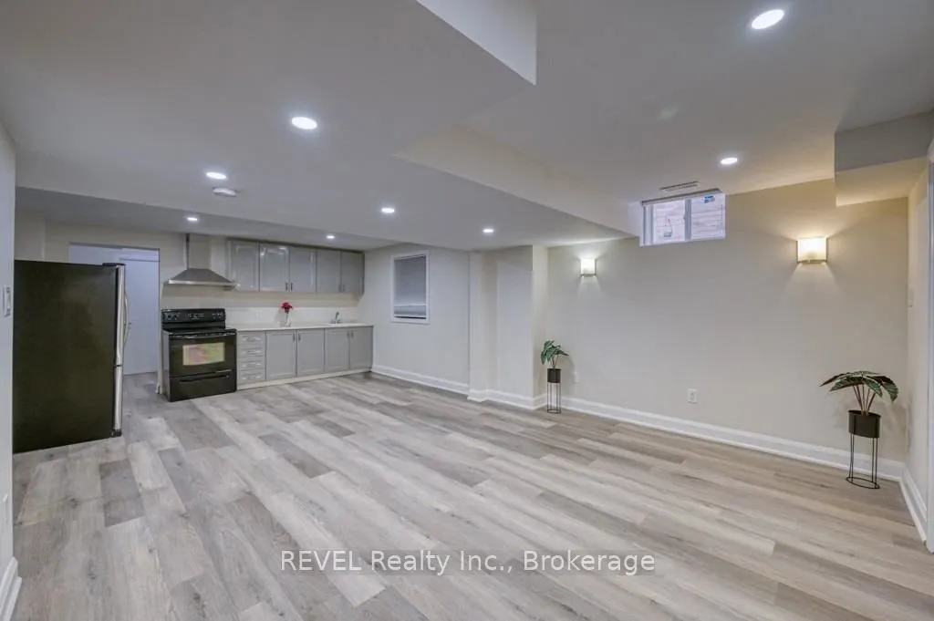 401 Schreyer Crescent