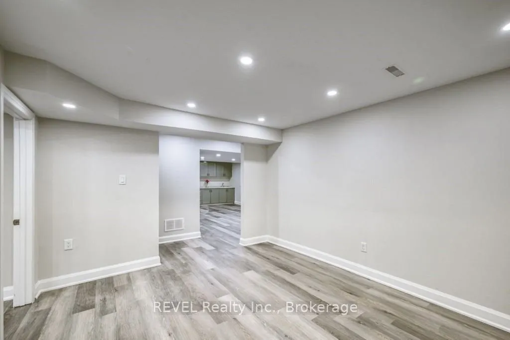 401 Schreyer Crescent