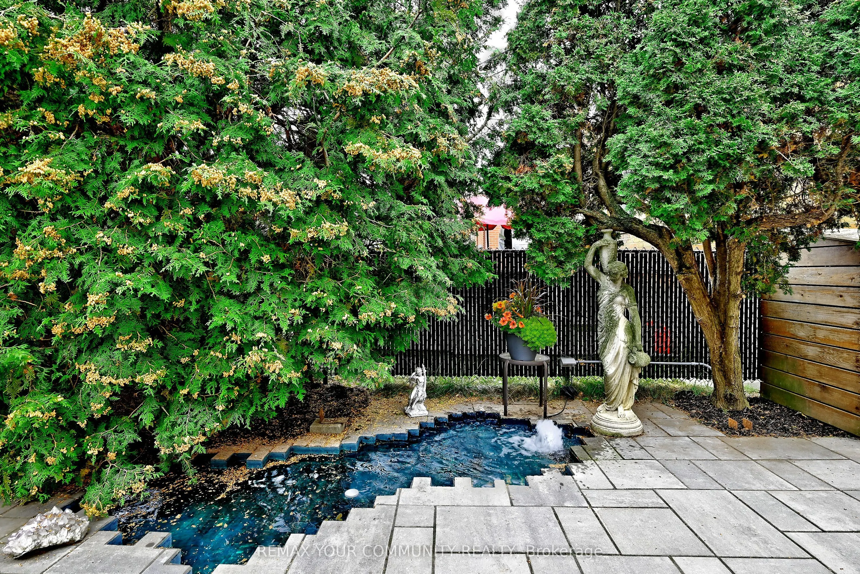 141 Prince Edward Drive S