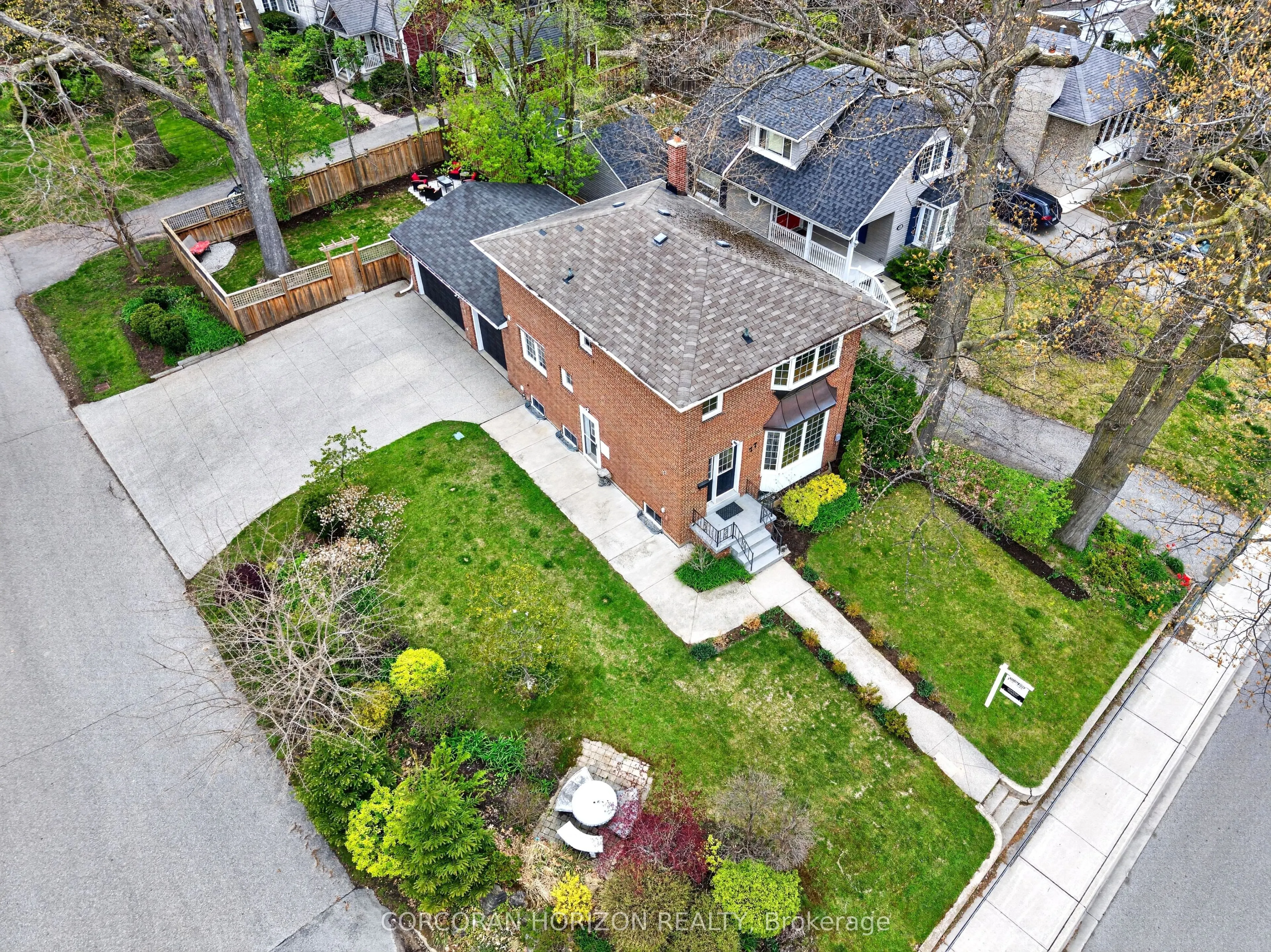 77 Mineola Road E