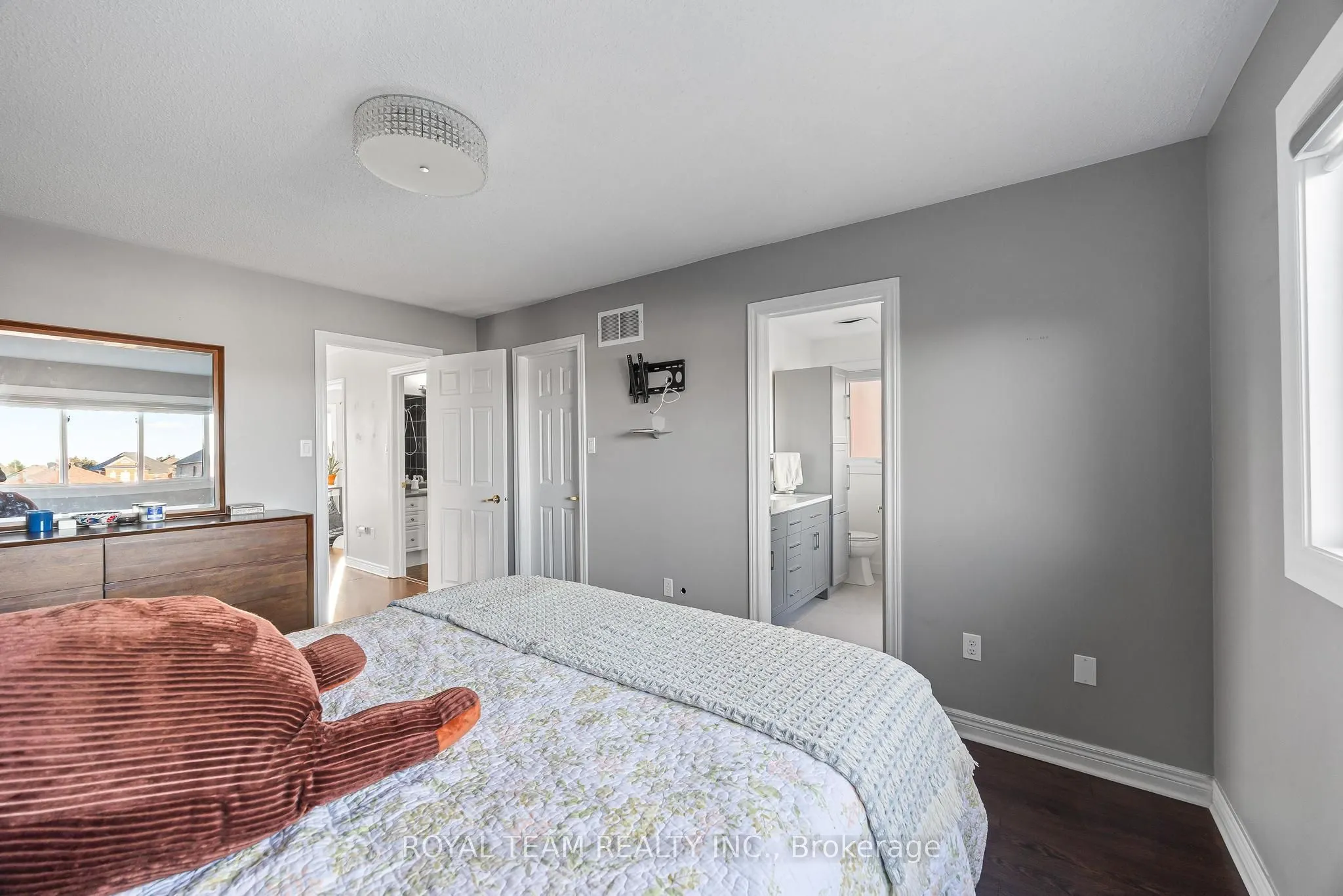40 Emily Carr Crescent
