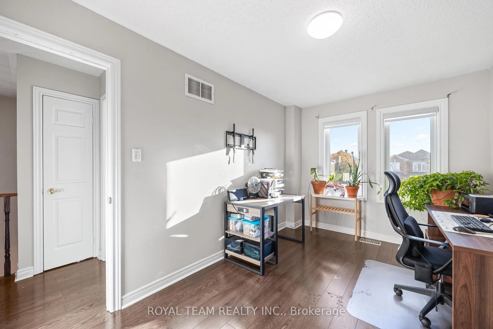 40 Emily Carr Crescent