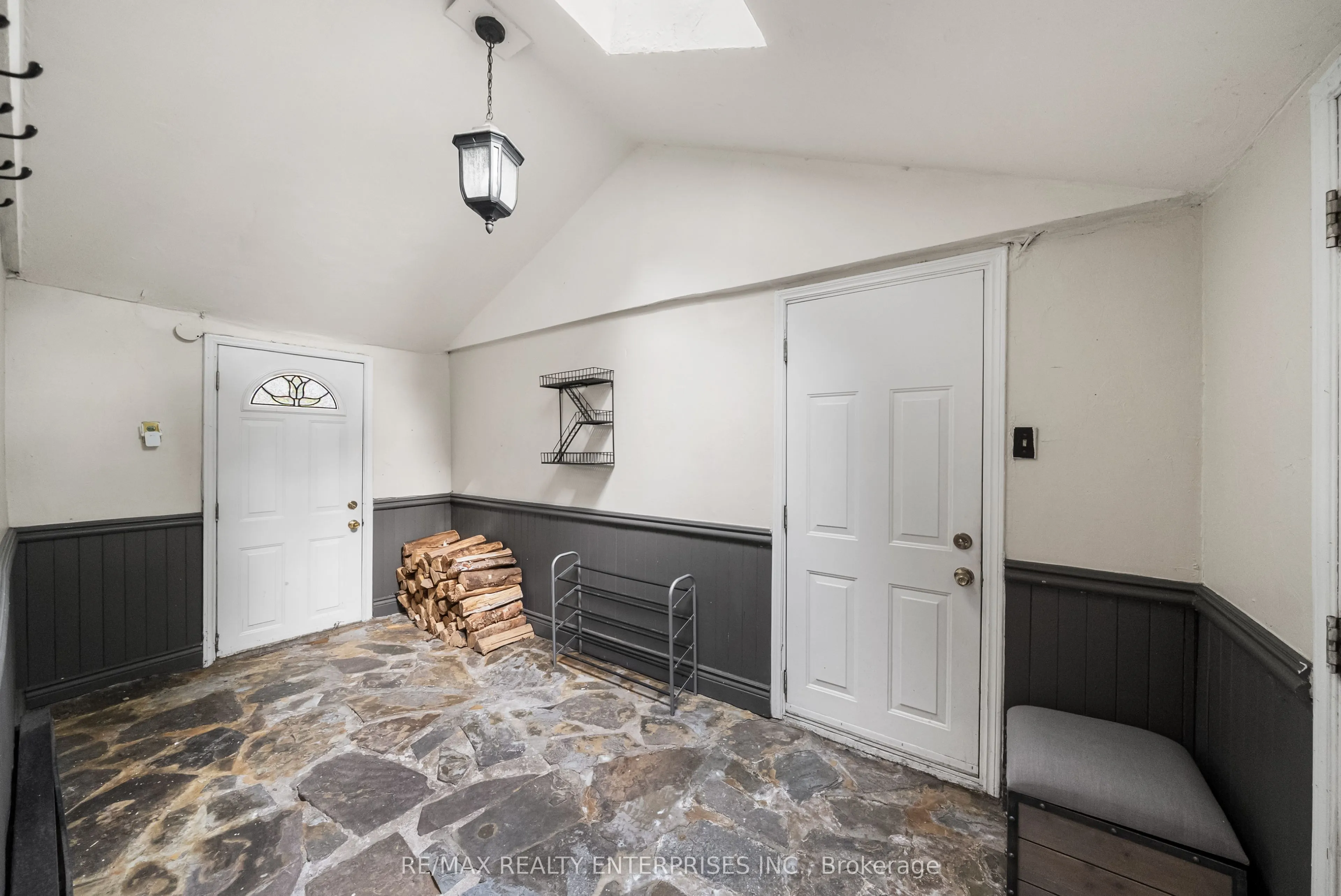1141 Lakeshore Road W