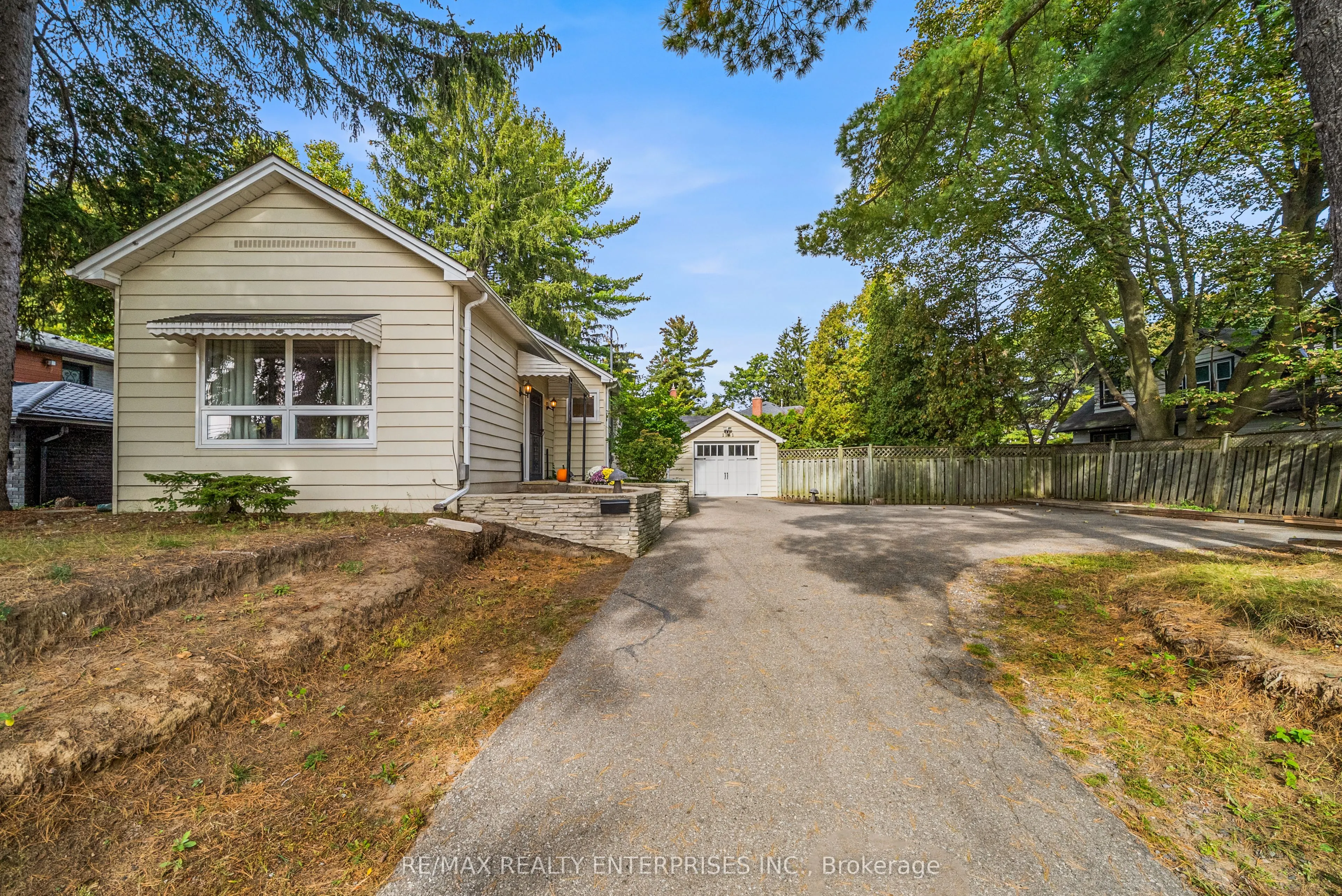 1141 Lakeshore Road W