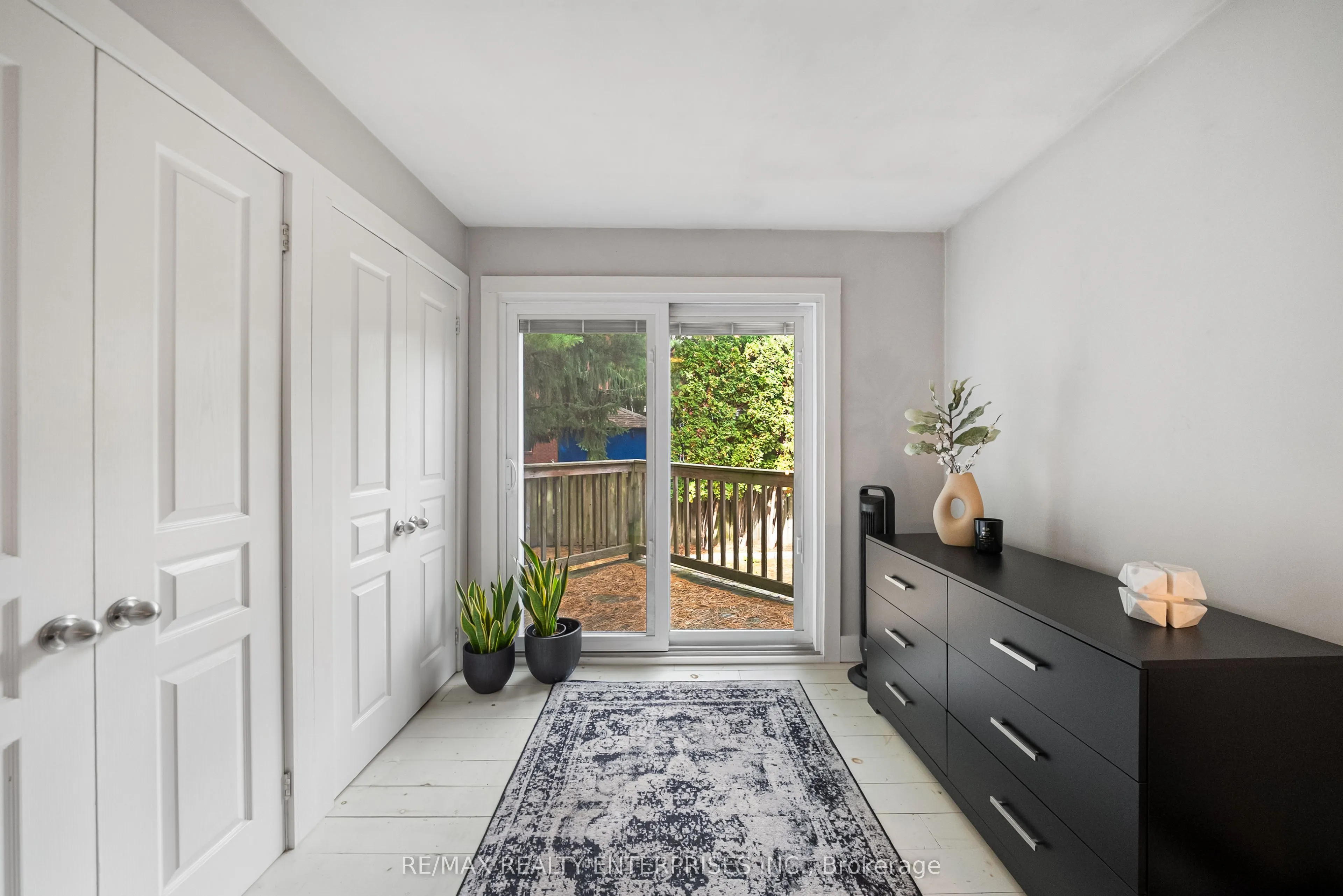 1141 Lakeshore Road W