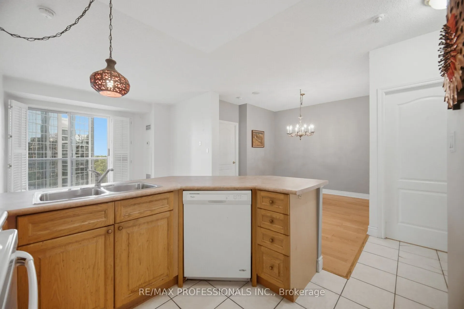 2 Aberfoyle Crescent N #901