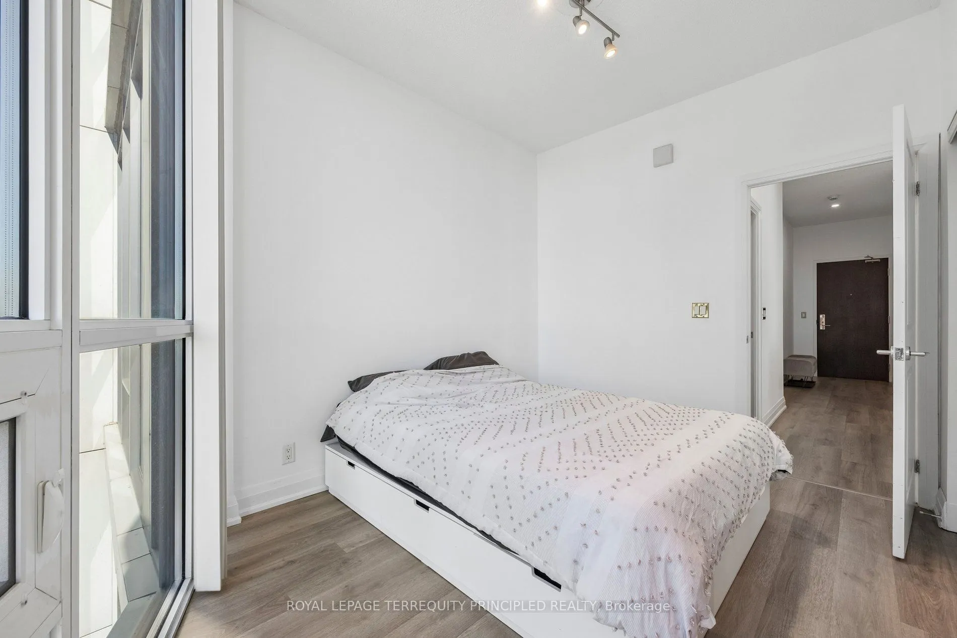 1185 The Queensway #504